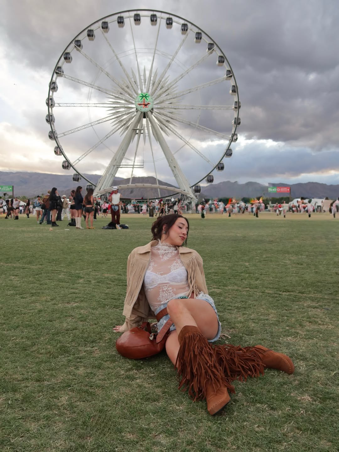Hinh anh Lý giải xu hướng trang phục “ít vải” tại Coachella 2026? 5