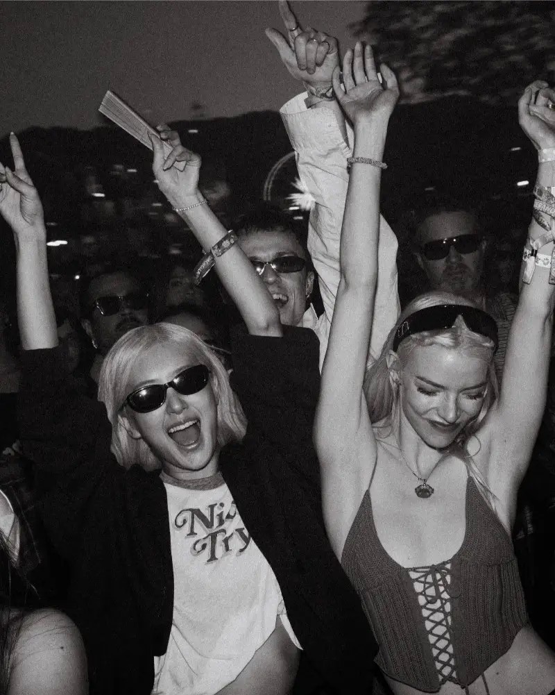 Hinh anh Điểm lại các outfit nổi bật tại sàn runway sa mạc Coachella 17