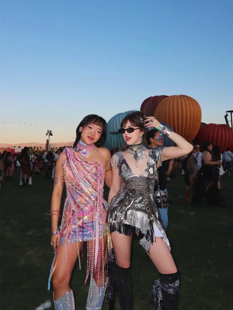 Hinh anh Điểm lại các outfit nổi bật tại sàn runway sa mạc Coachella 19
