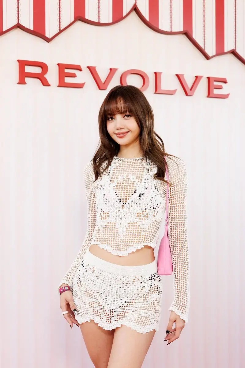 Hinh anh Điểm lại các outfit nổi bật tại sàn runway sa mạc Coachella 13