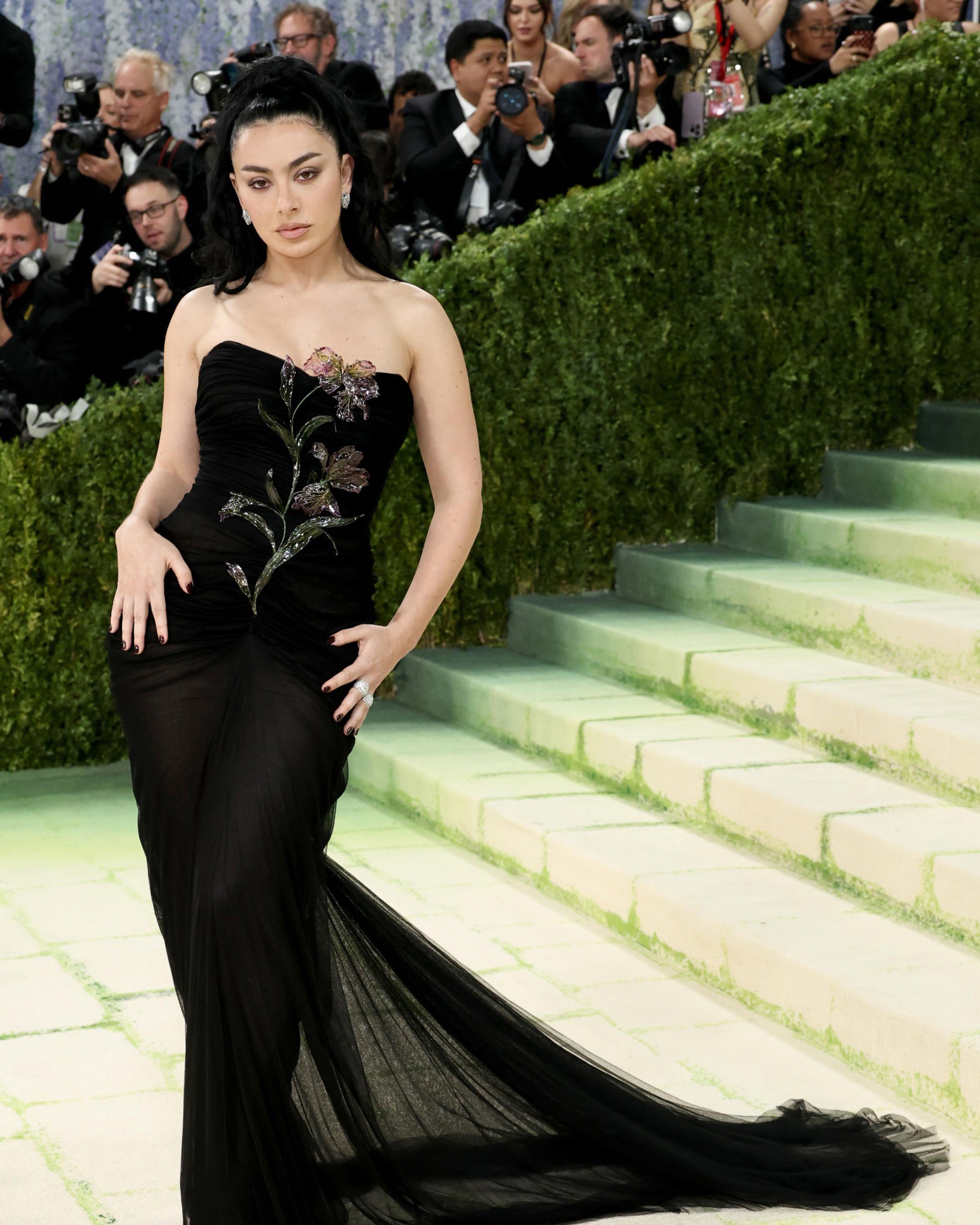 Hinh anh Thương hiệu phủ sóng dày đặc tại Met Gala gọi tên Saint Laurent? 17