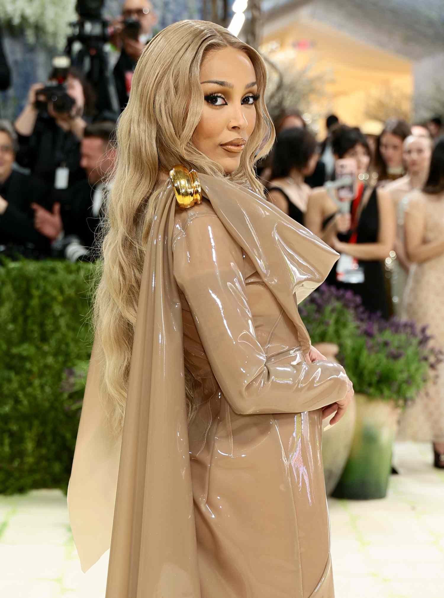 Hinh anh Thương hiệu phủ sóng dày đặc tại Met Gala gọi tên Saint Laurent? 12