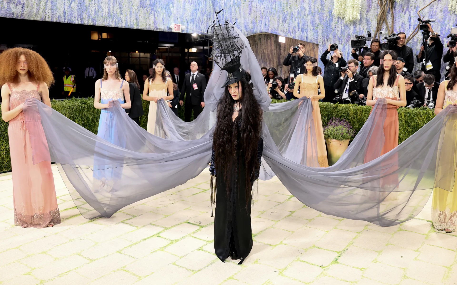 Hinh anh Thương hiệu phủ sóng dày đặc tại Met Gala gọi tên Saint Laurent? 14