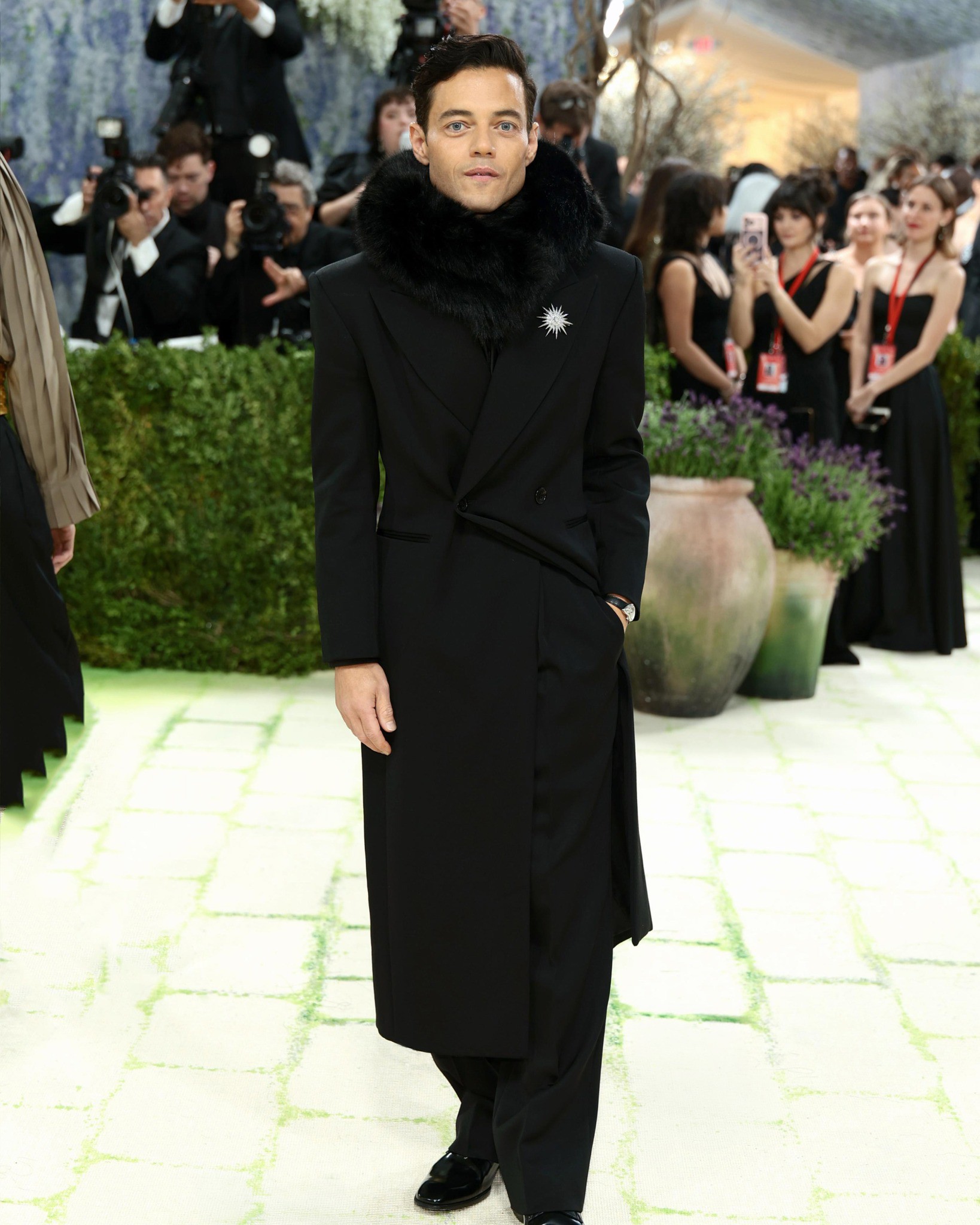 Hinh anh Thương hiệu phủ sóng dày đặc tại Met Gala gọi tên Saint Laurent? 24