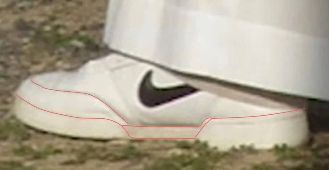Hinh anh Sự thật về đôi giày thể thao Nike ẩn sau lớp áo choàng của Giáo hoàng Leo XIV 5