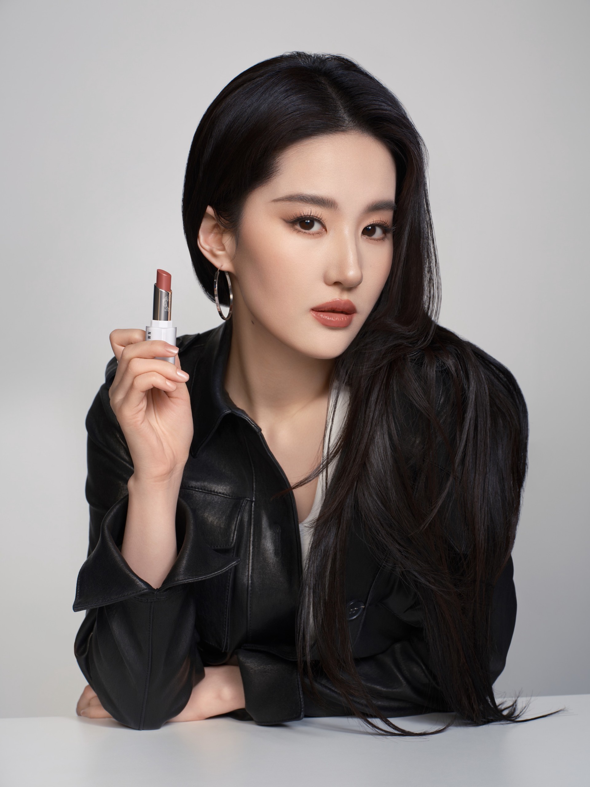 Hinh anh Lưu Diệc Phi trở thành Đại sứ Toàn cầu của Bobbi Brown 1
