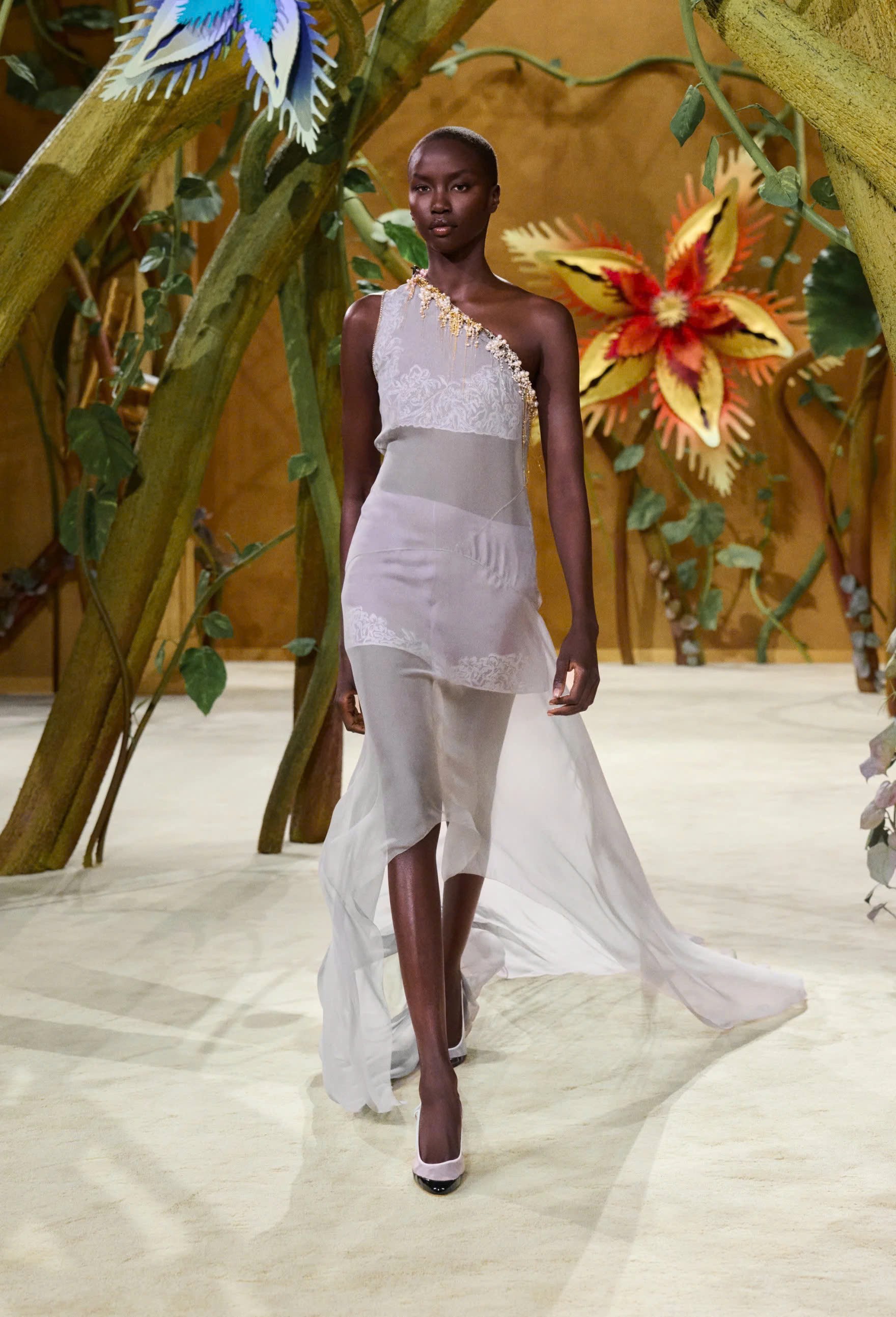 Hinh anh CHANEL Haute Couture FW26: “Kẻ mộng mơ” Matthieu Blazy kể chuyện cổ tích mang hình hài di sản  37