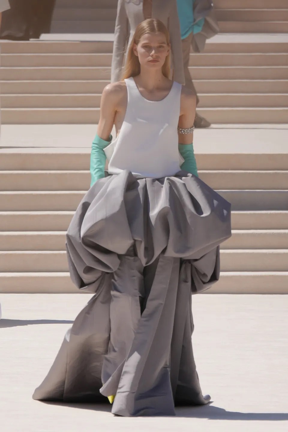 Hinh anh Balenciaga Fall 2026 Couture: Một cơn địa chấn “màu nắng”  3