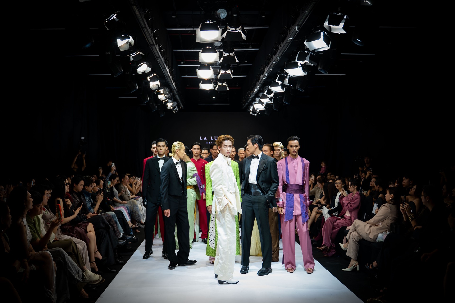 Hinh anh La Luot Tailor, DOCBAN, THE SOUL và tuyên ngôn tự do tại Saigon Fashion Runway 1