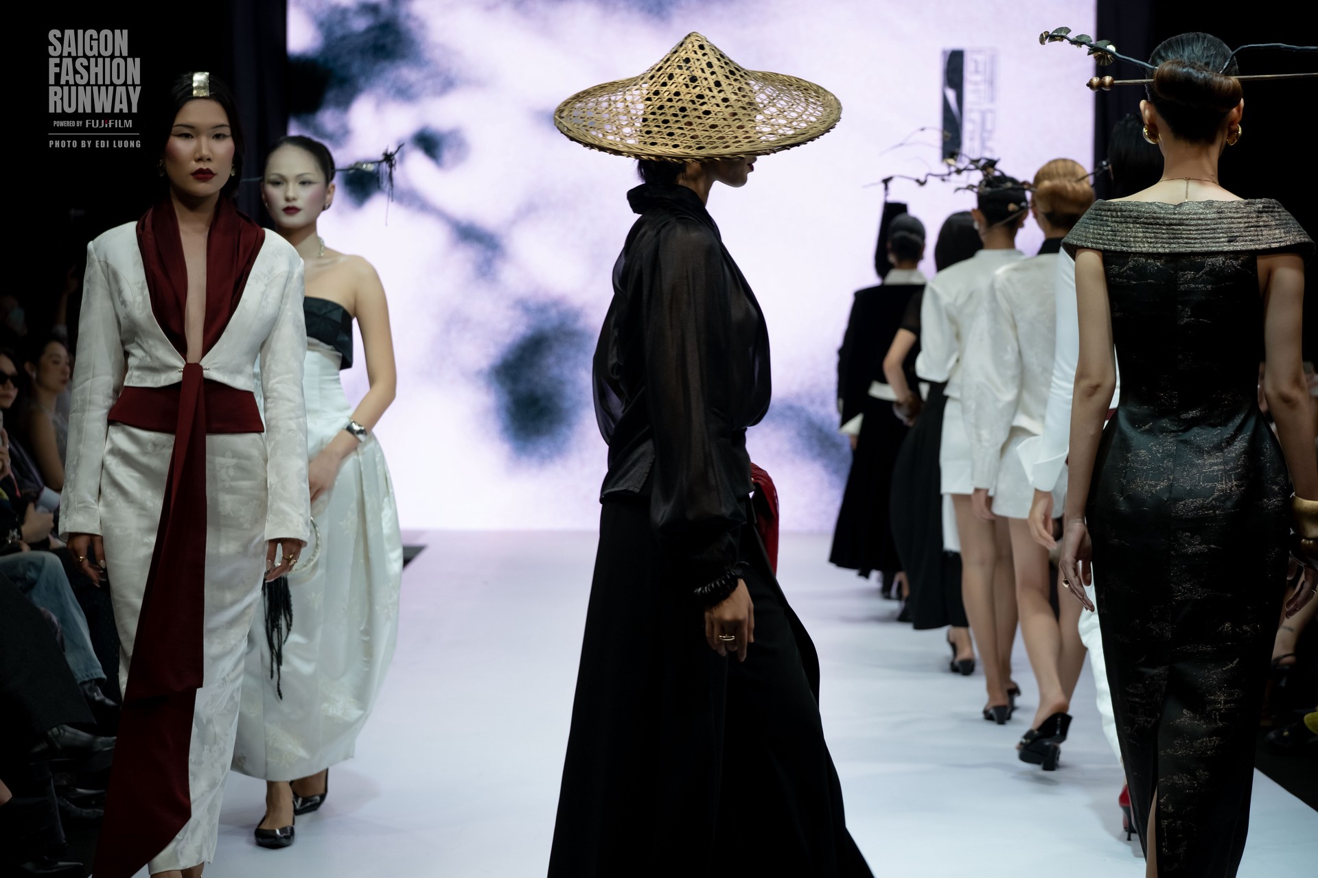 Hinh anh GUYEHI STUDIOS: Nếp gấp hóa hình khối trên sàn diễn 1