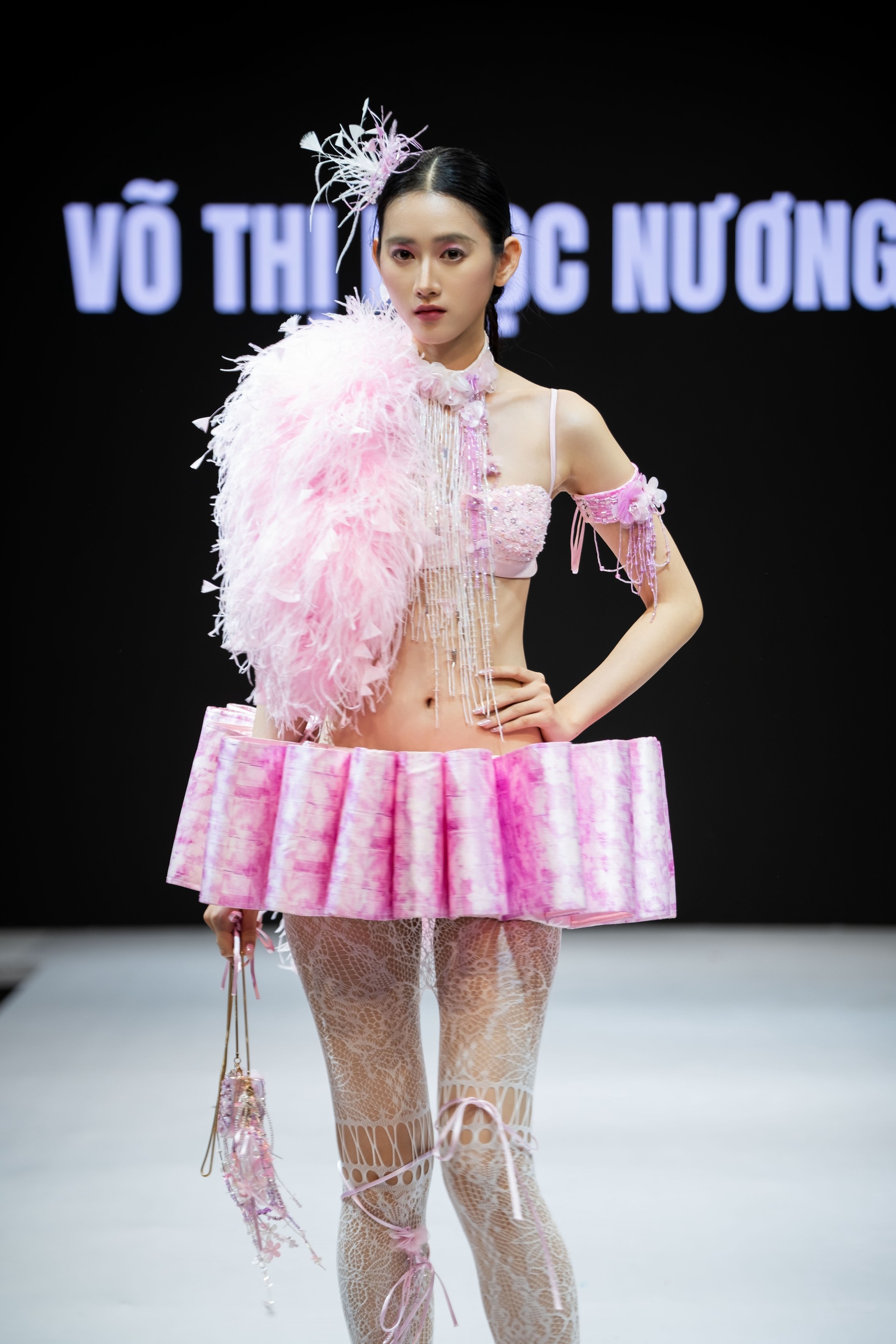 Hinh anh Bản sắc Việt họa nét đương đại trong VLU COLLECTIVE: K28TT UNFOLD 12