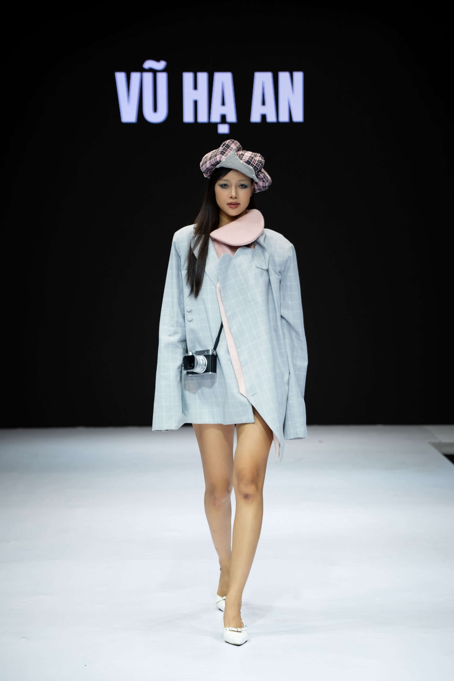 Hinh anh Bản sắc Việt họa nét đương đại trong VLU COLLECTIVE: K28TT UNFOLD 30
