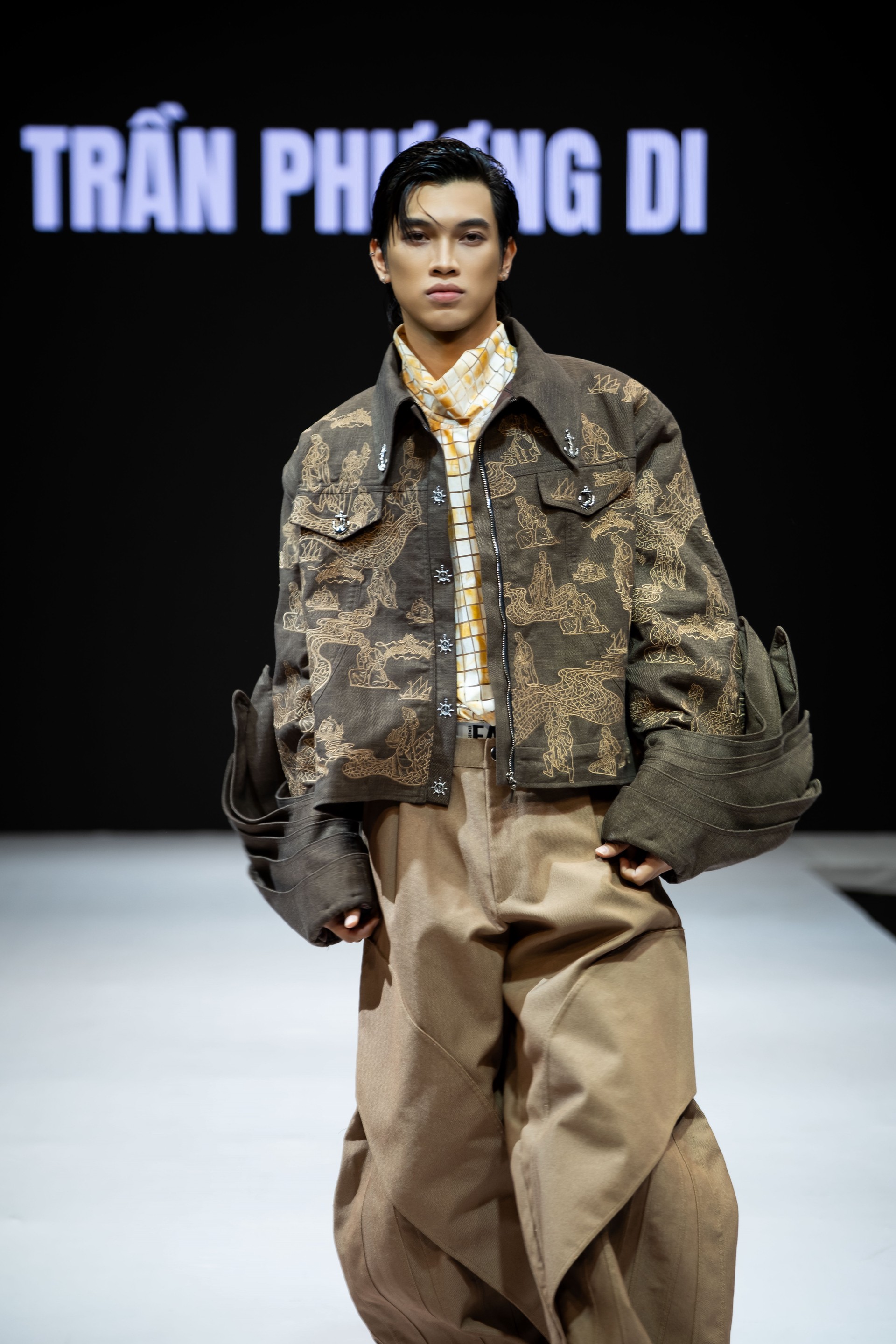 Hinh anh Bản sắc Việt họa nét đương đại trong VLU COLLECTIVE: K28TT UNFOLD 17