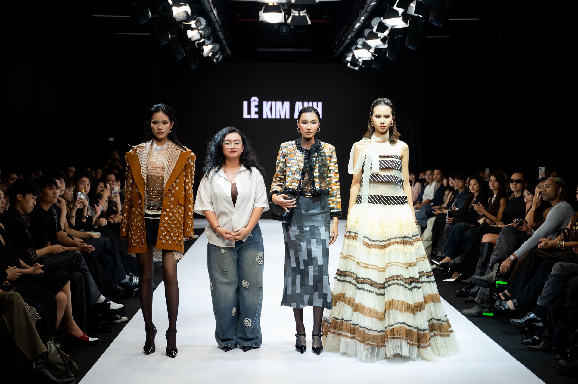 Hinh anh Bản sắc Việt họa nét đương đại trong VLU COLLECTIVE: K28TT UNFOLD 2