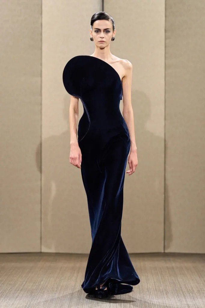 Hinh anh Giorgio Armani Privé Haute Couture FW26: Sau hoàng hôn, trời đêm lấp lánh tựa ngàn sao 44