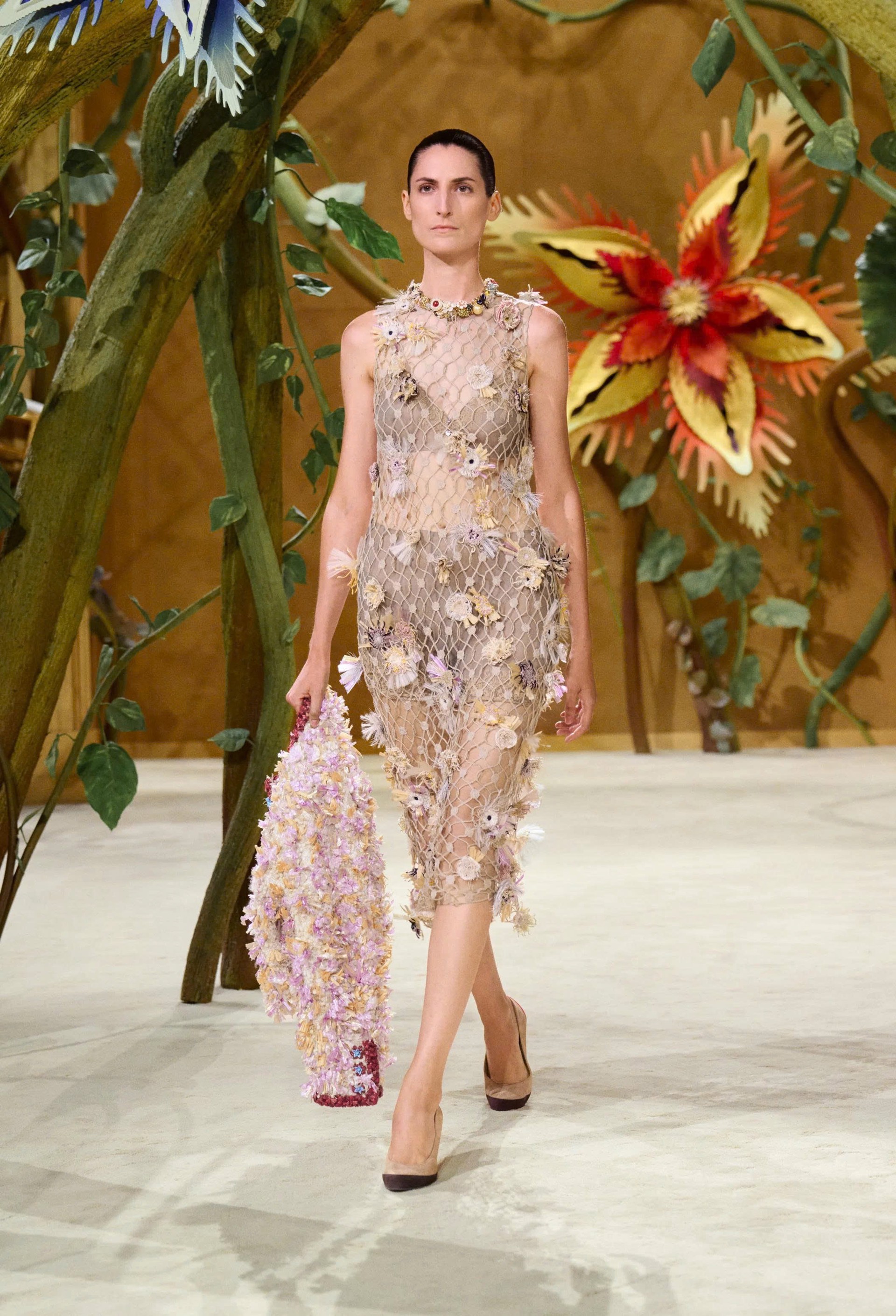 Hinh anh CHANEL Haute Couture FW26: “Kẻ mộng mơ” Matthieu Blazy kể chuyện cổ tích mang hình hài di sản  10
