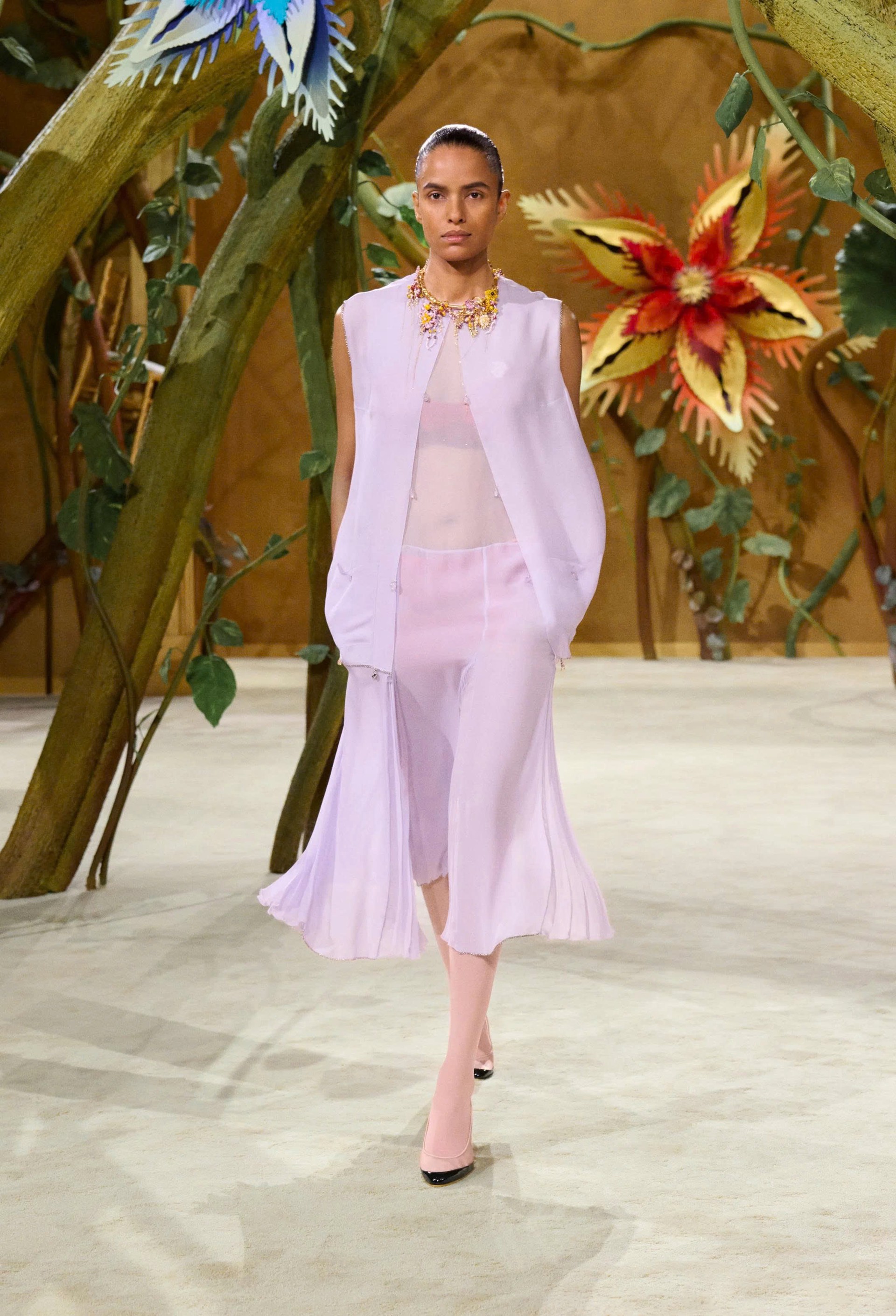 Hinh anh CHANEL Haute Couture FW26: “Kẻ mộng mơ” Matthieu Blazy kể chuyện cổ tích mang hình hài di sản  14