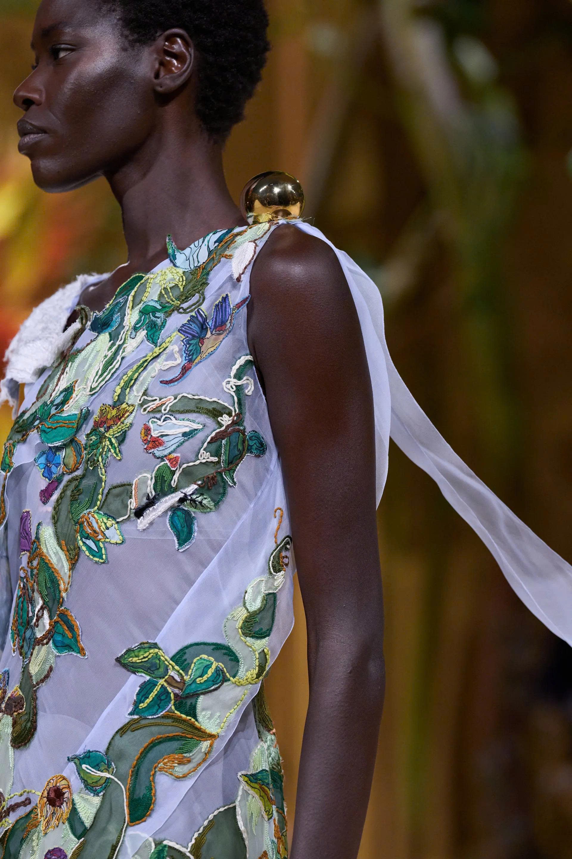 Hinh anh CHANEL Haute Couture FW26: “Kẻ mộng mơ” Matthieu Blazy kể chuyện cổ tích mang hình hài di sản  19