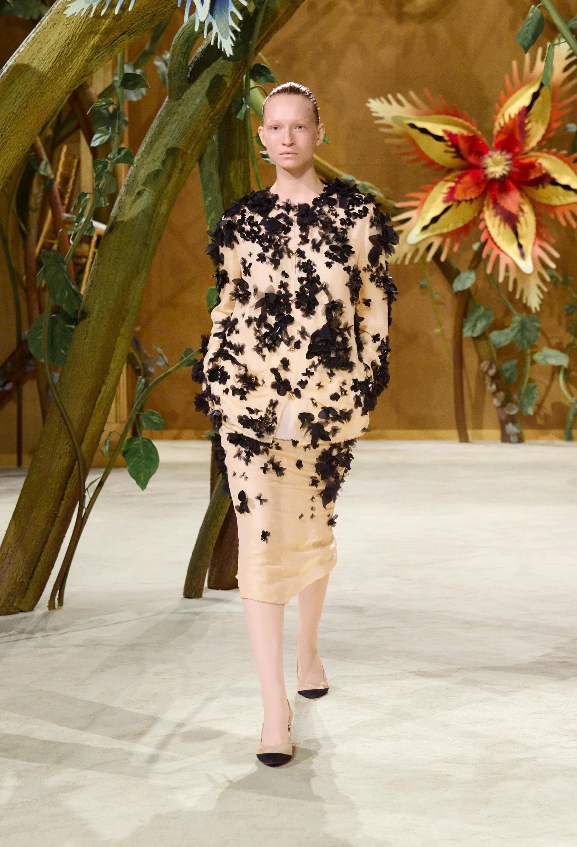 Hinh anh CHANEL Haute Couture FW26: “Kẻ mộng mơ” Matthieu Blazy kể chuyện cổ tích mang hình hài di sản  16