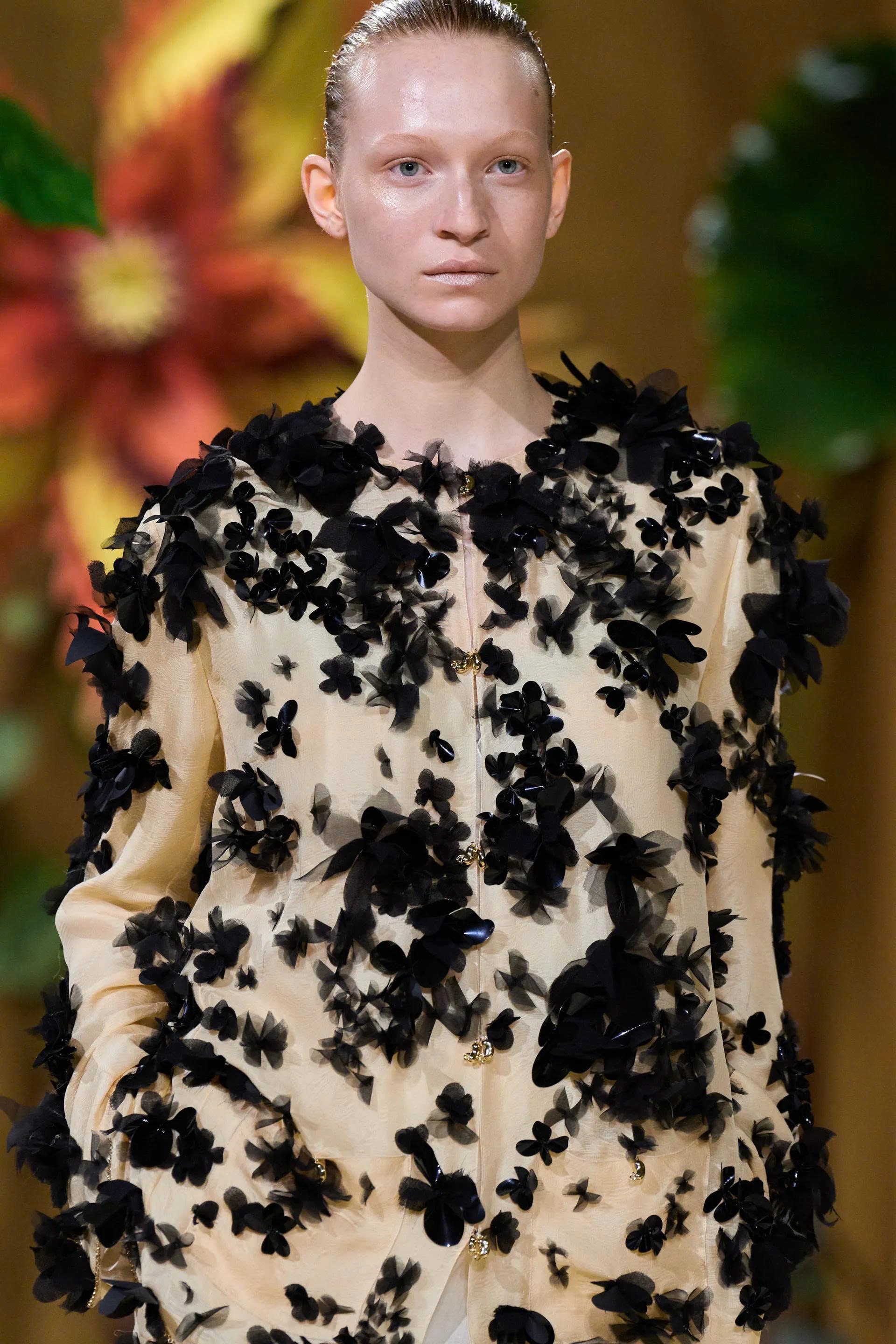 Hinh anh CHANEL Haute Couture FW26: “Kẻ mộng mơ” Matthieu Blazy kể chuyện cổ tích mang hình hài di sản  17