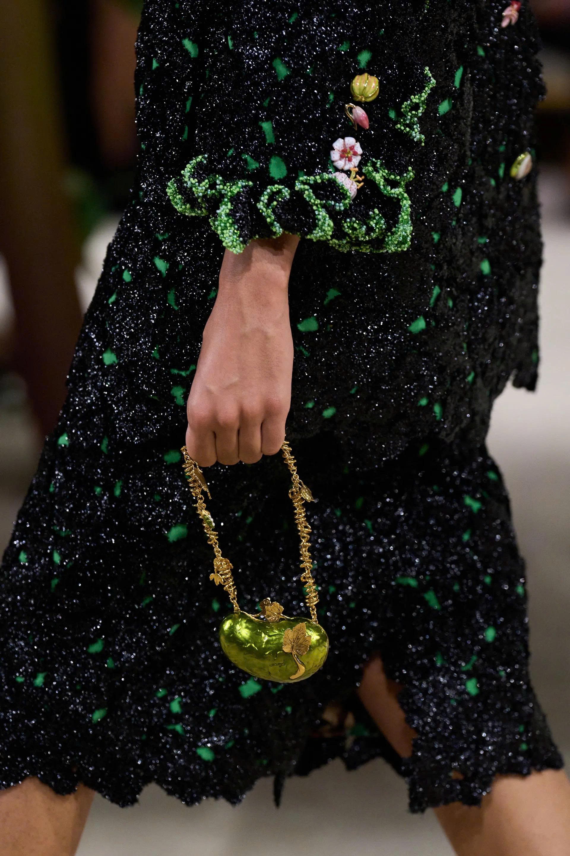 Hinh anh CHANEL Haute Couture FW26: “Kẻ mộng mơ” Matthieu Blazy kể chuyện cổ tích mang hình hài di sản  24