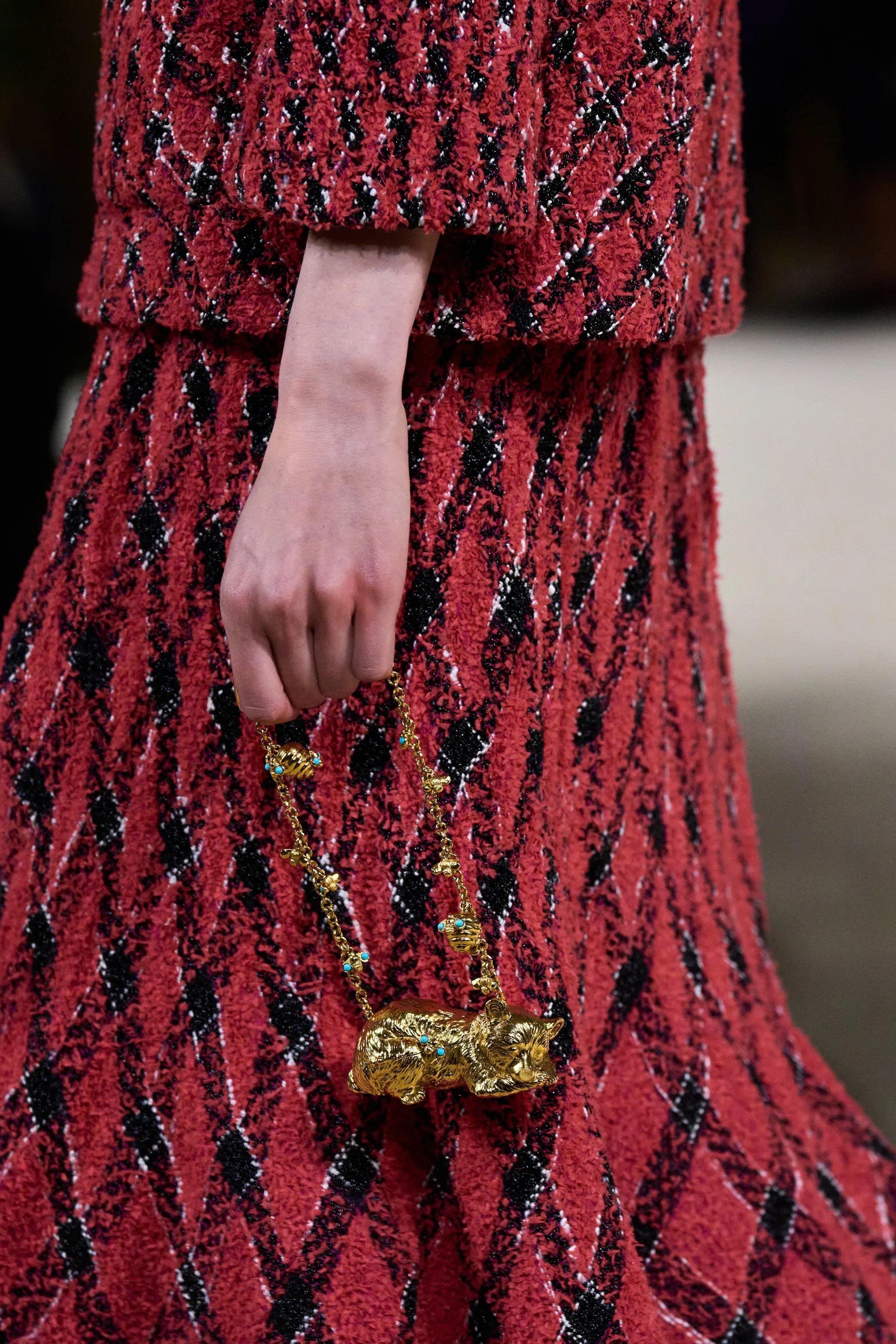 Hinh anh CHANEL Haute Couture FW26: “Kẻ mộng mơ” Matthieu Blazy kể chuyện cổ tích mang hình hài di sản  25