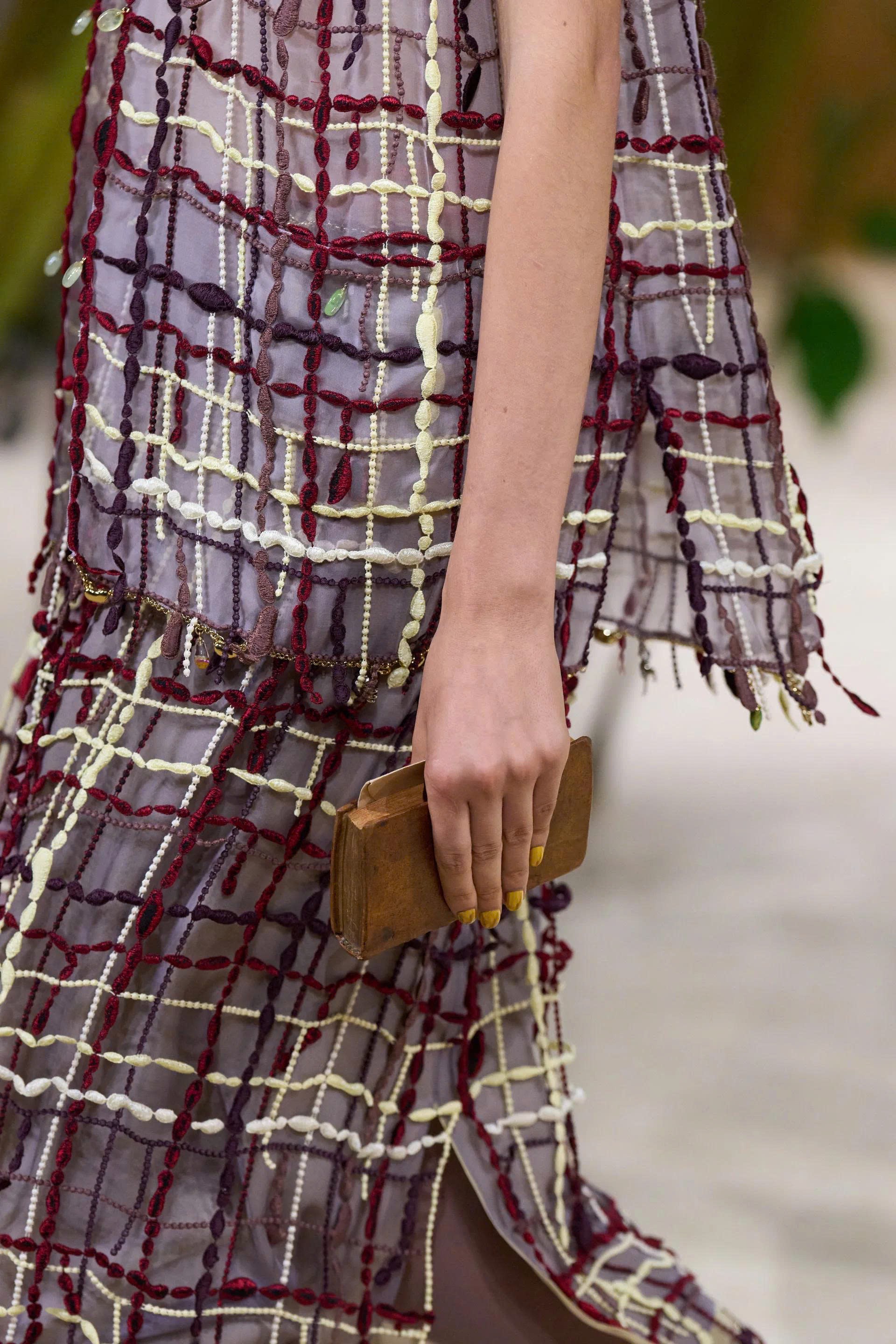 Hinh anh CHANEL Haute Couture FW26: “Kẻ mộng mơ” Matthieu Blazy kể chuyện cổ tích mang hình hài di sản  46