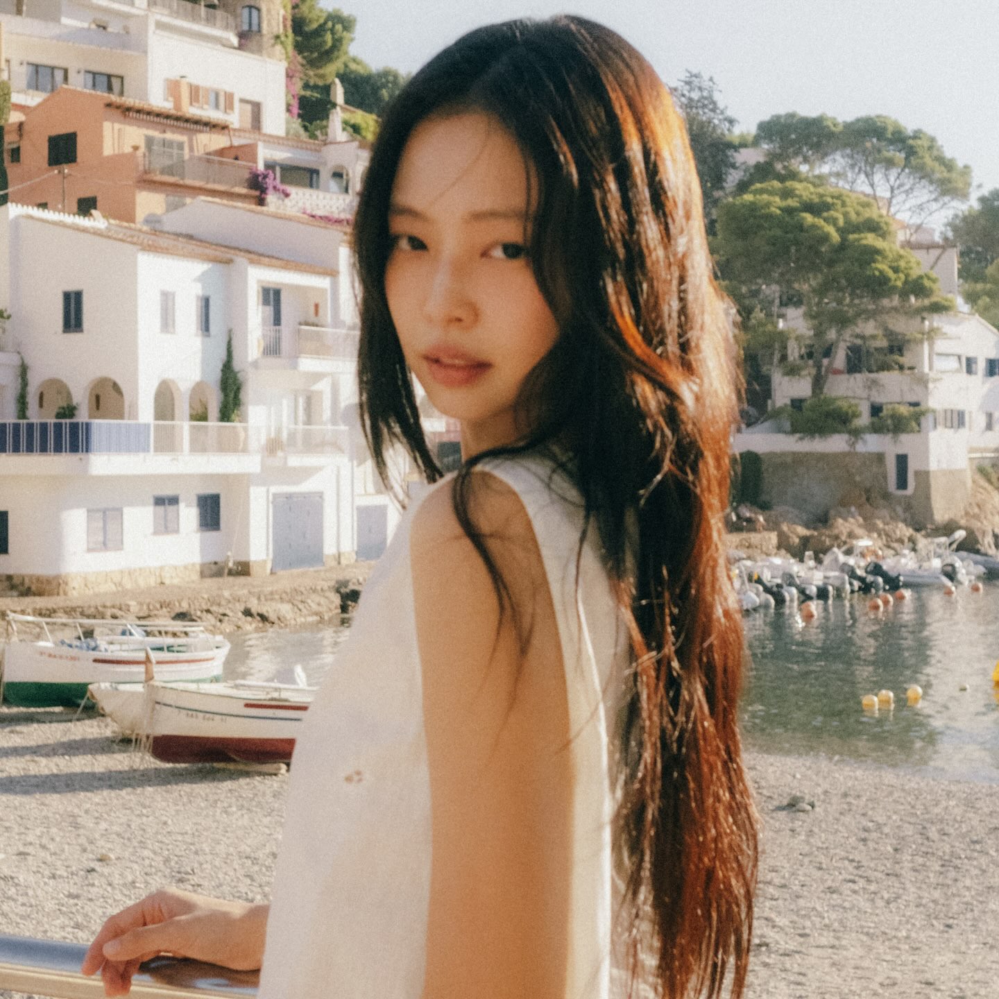 Hinh anh Cơn cảm nắng nhất thời trong “Less Than A Lover” của Jennie 13