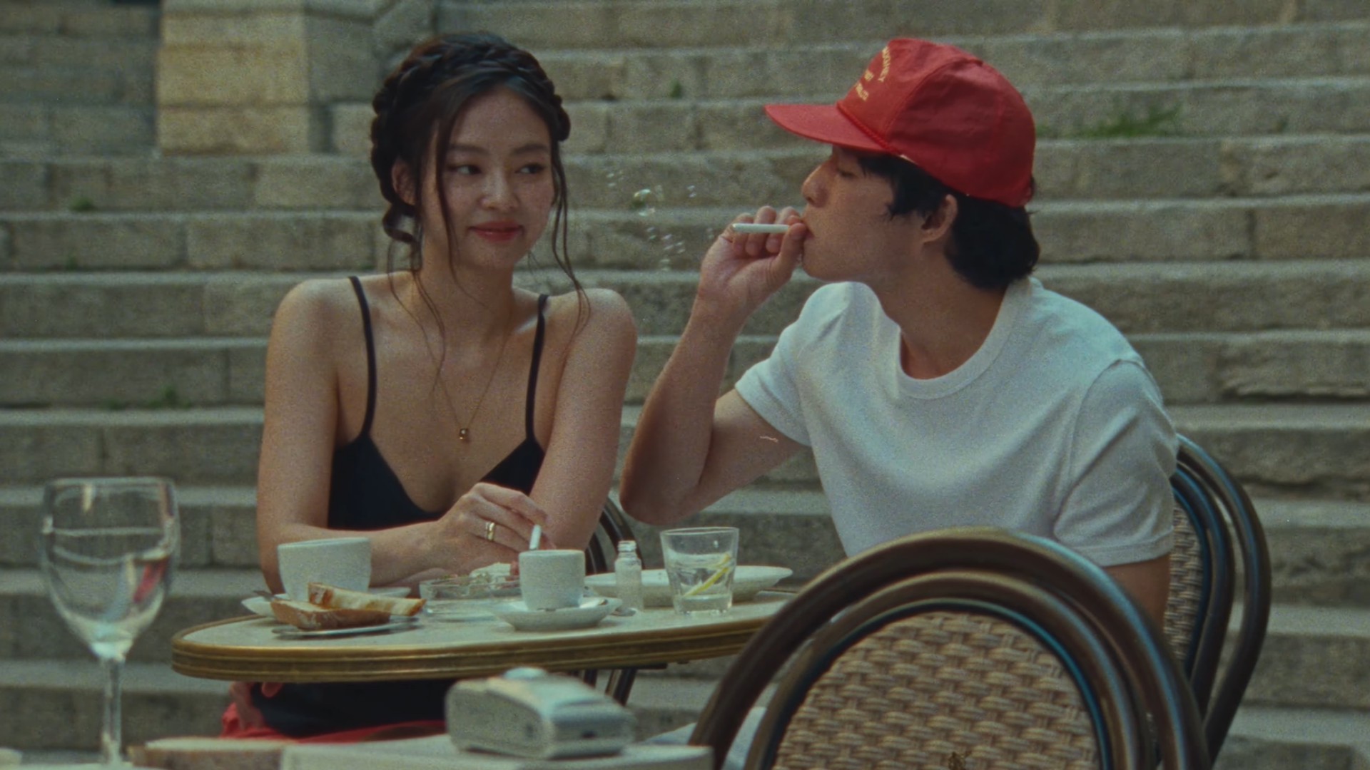 Hinh anh Cơn cảm nắng nhất thời trong “Less Than A Lover” của Jennie 4