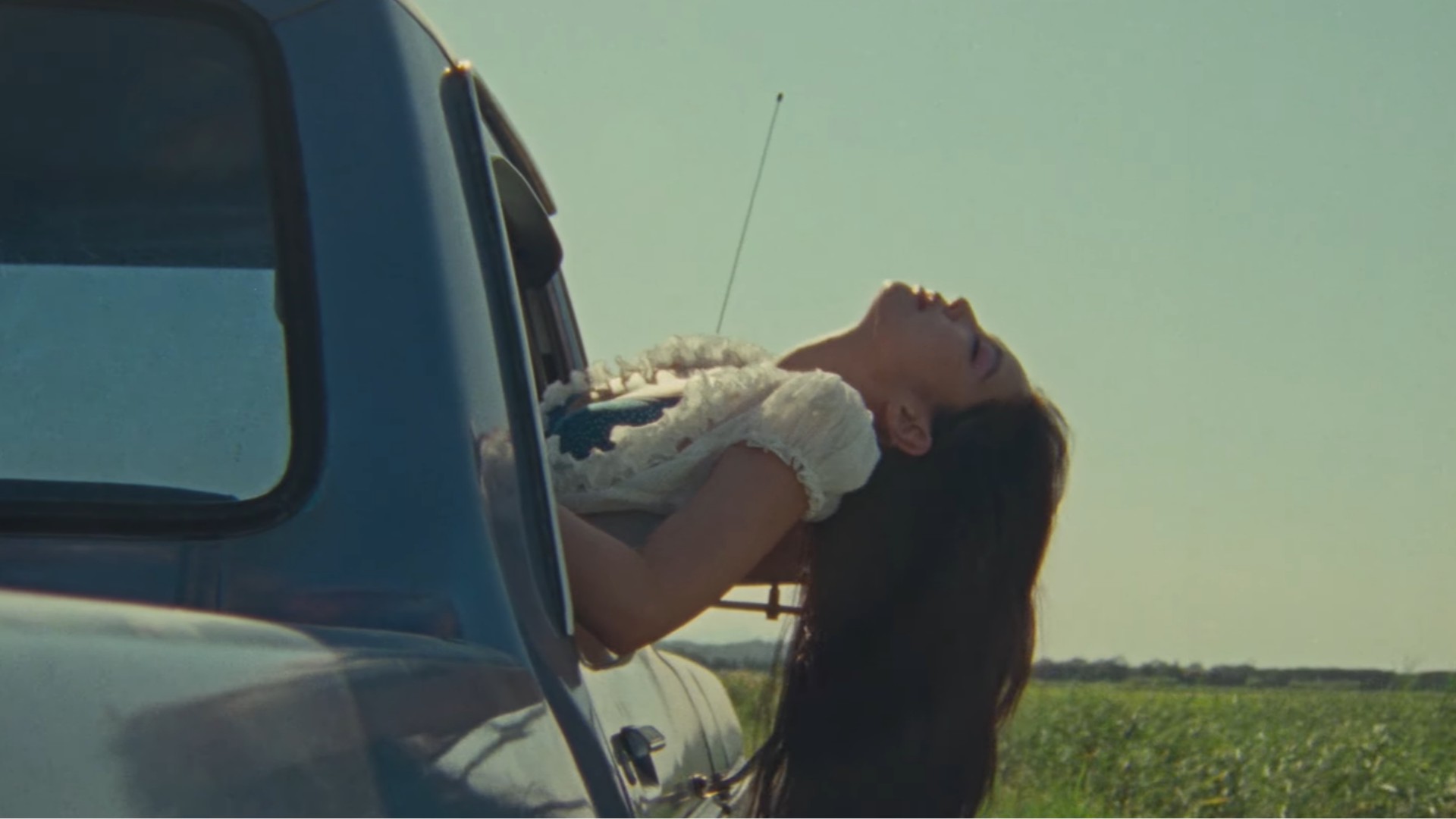 Hinh anh Cơn cảm nắng nhất thời trong “Less Than A Lover” của Jennie 9