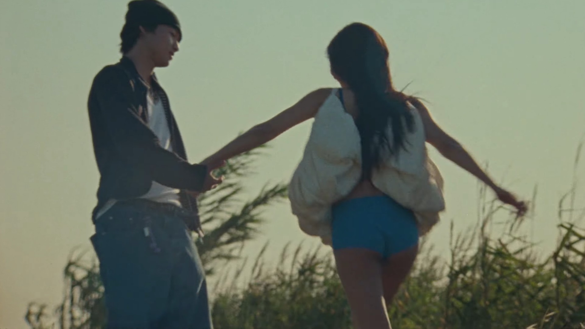 Hinh anh Cơn cảm nắng nhất thời trong “Less Than A Lover” của Jennie 8