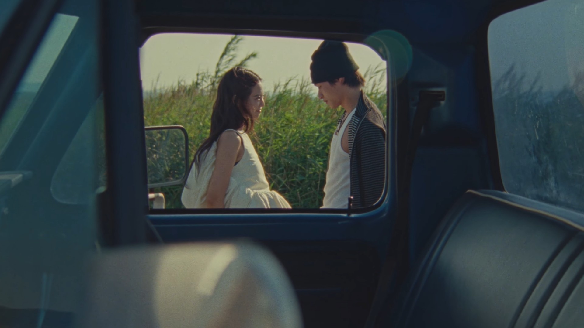Hinh anh Cơn cảm nắng nhất thời trong “Less Than A Lover” của Jennie 7