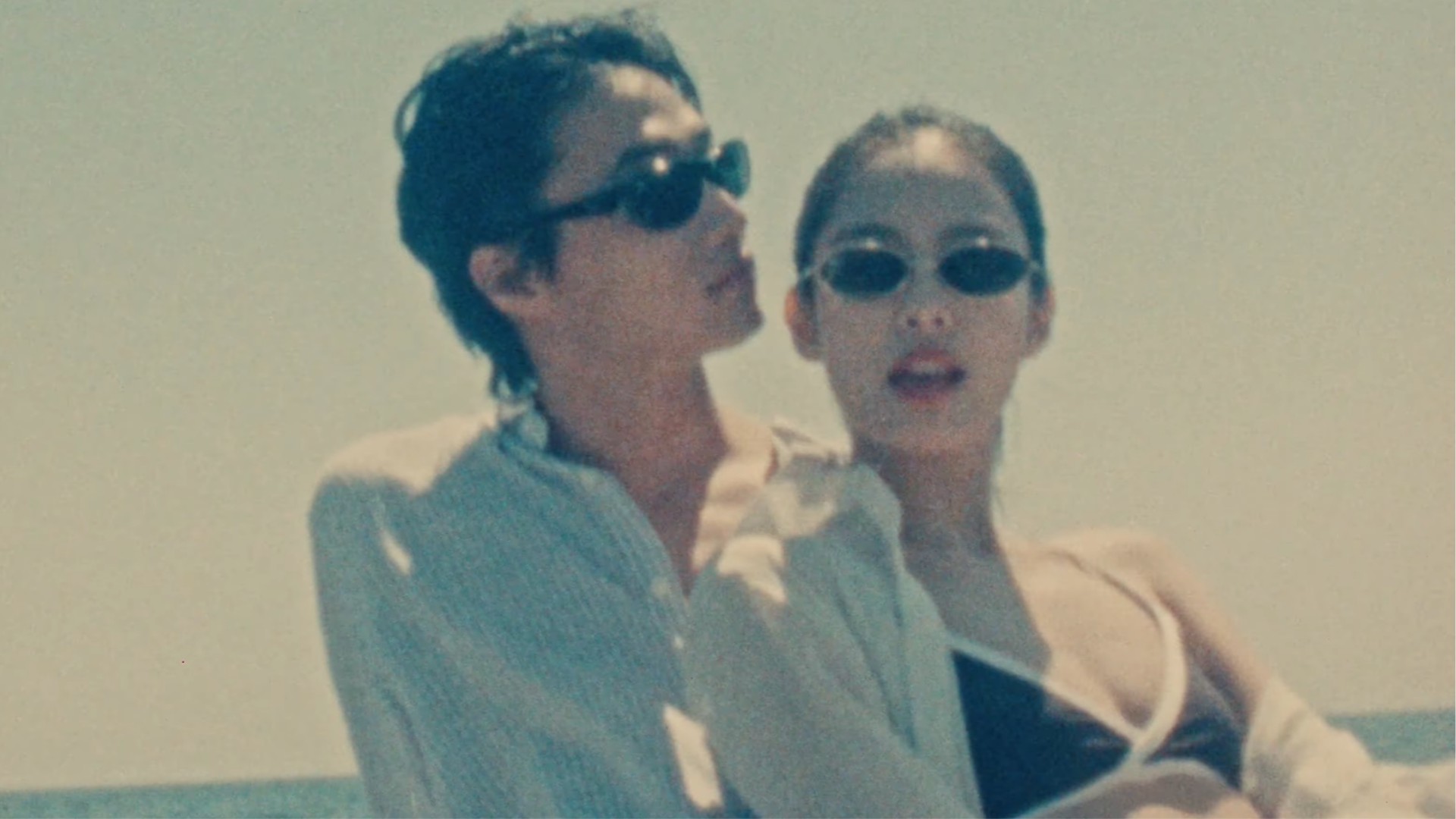 Hinh anh Cơn cảm nắng nhất thời trong “Less Than A Lover” của Jennie 11