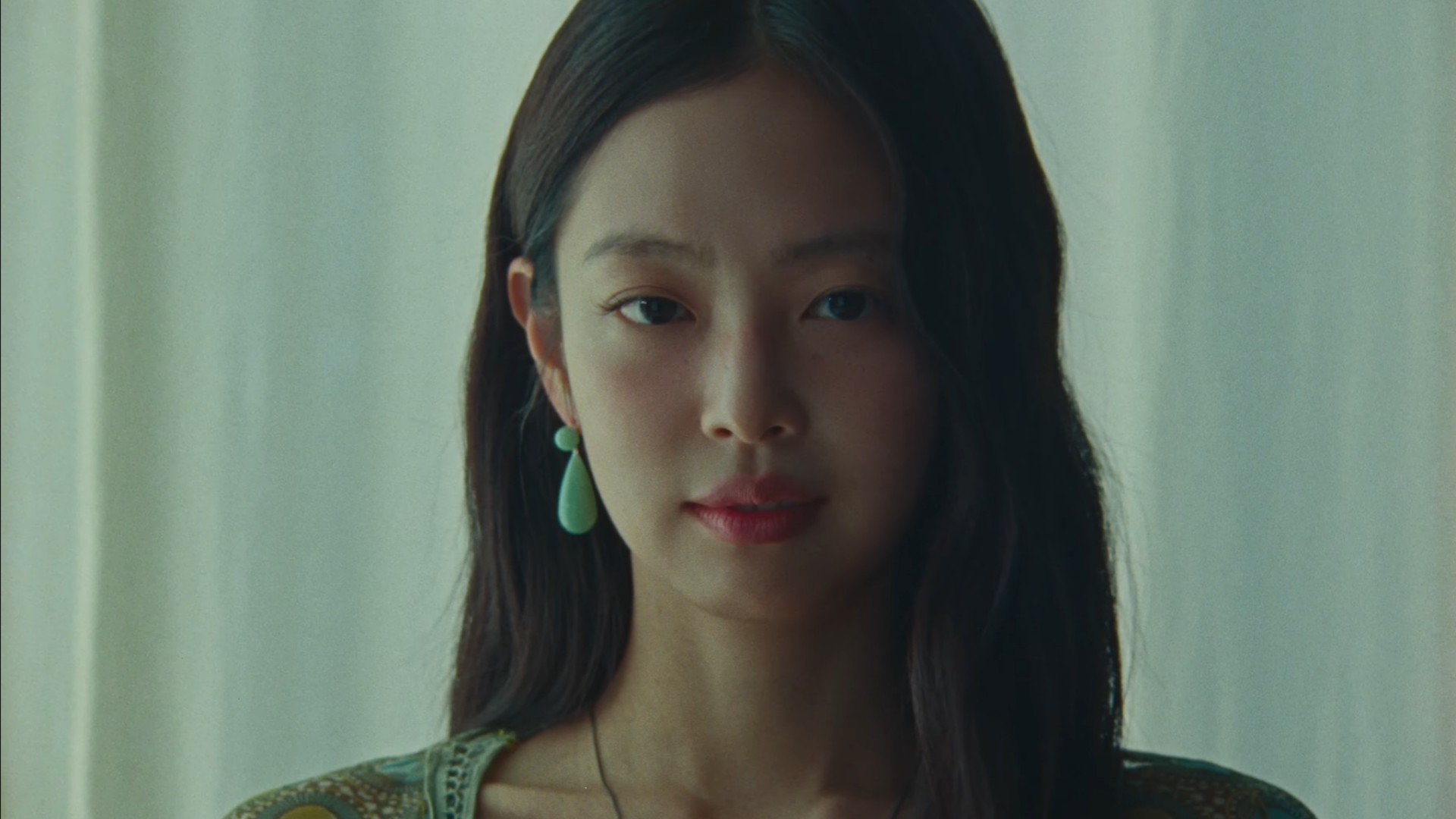 Hinh anh Cơn cảm nắng nhất thời trong “Less Than A Lover” của Jennie 14