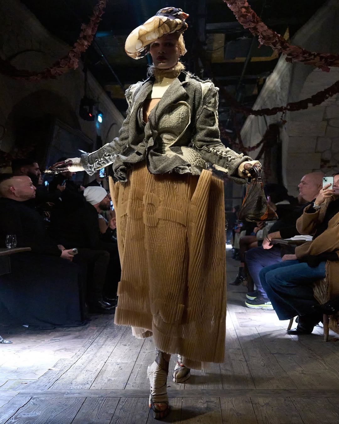 Hinh anh Trước khi cánh cửa Met khép lại, “đứa trẻ hư” John Galliano đã thắp sáng tàn tích Haute Couture 59
