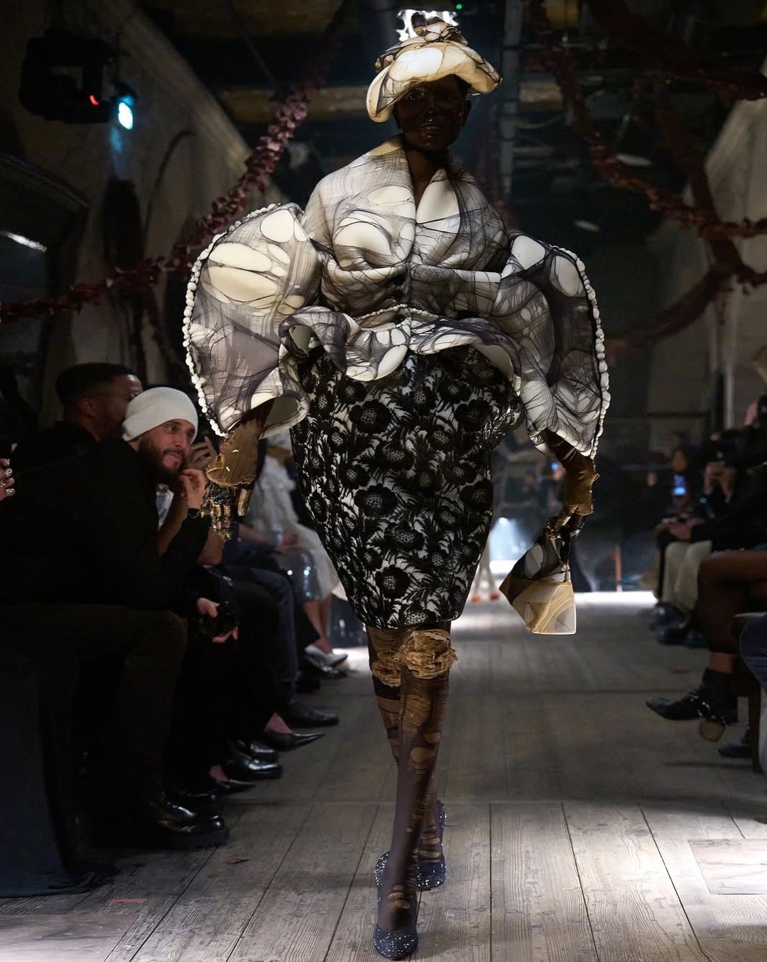 Hinh anh Trước khi cánh cửa Met khép lại, “đứa trẻ hư” John Galliano đã thắp sáng tàn tích Haute Couture 56