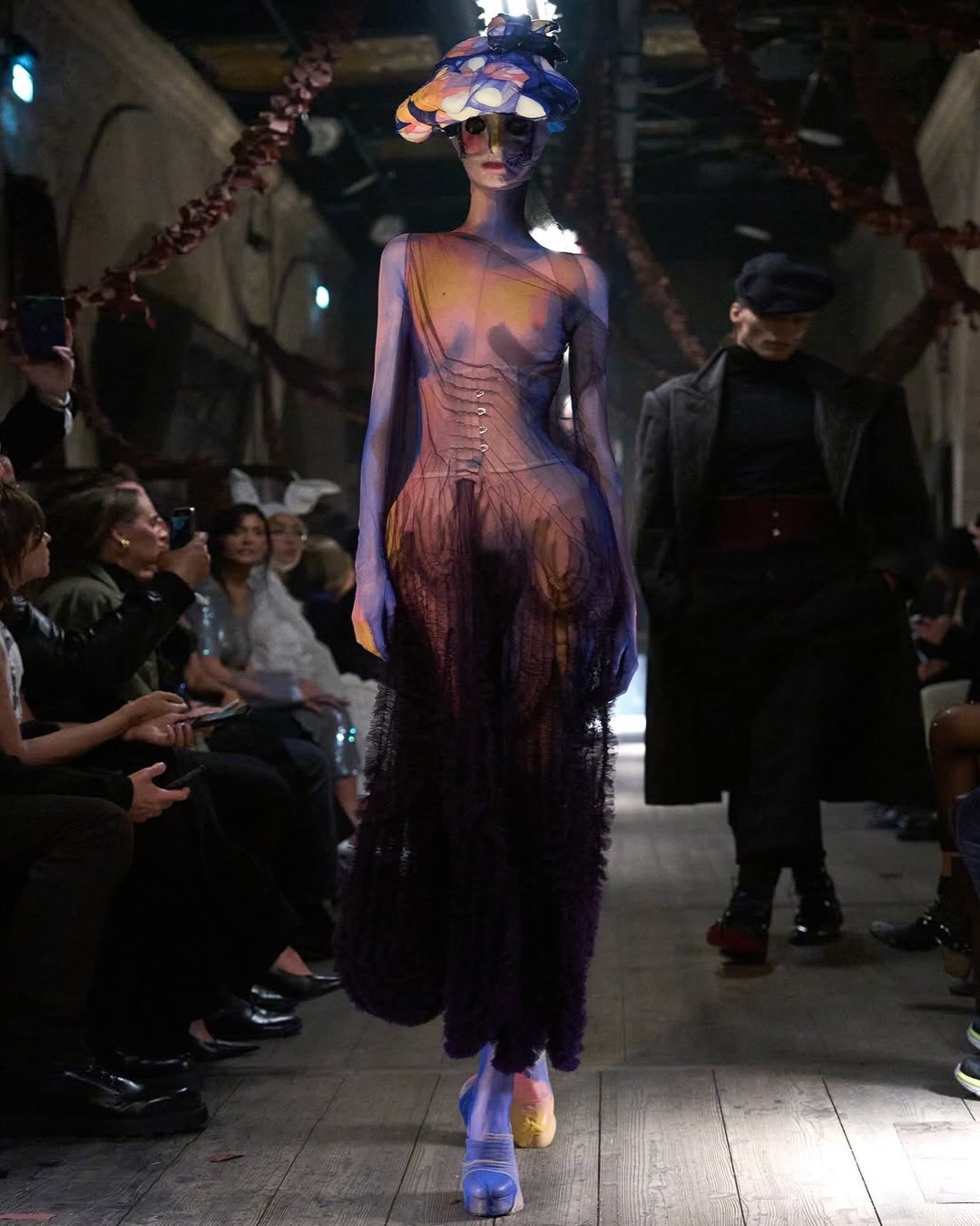 Hinh anh Trước khi cánh cửa Met khép lại, “đứa trẻ hư” John Galliano đã thắp sáng tàn tích Haute Couture 58