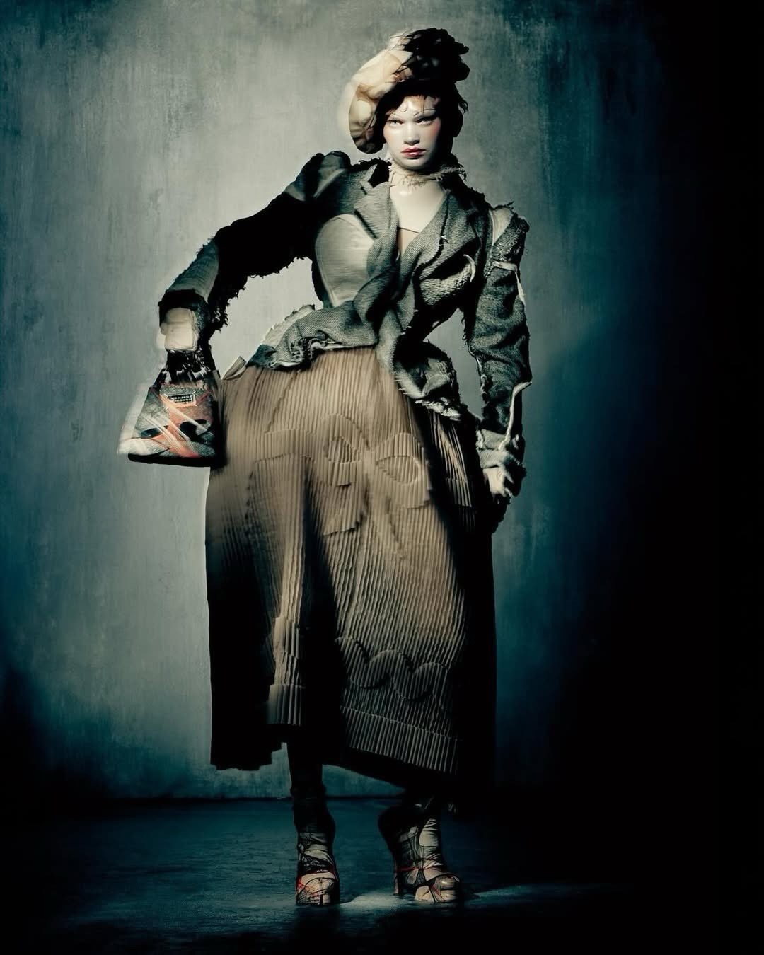 Hinh anh Trước khi cánh cửa Met khép lại, “đứa trẻ hư” John Galliano đã thắp sáng tàn tích Haute Couture 53