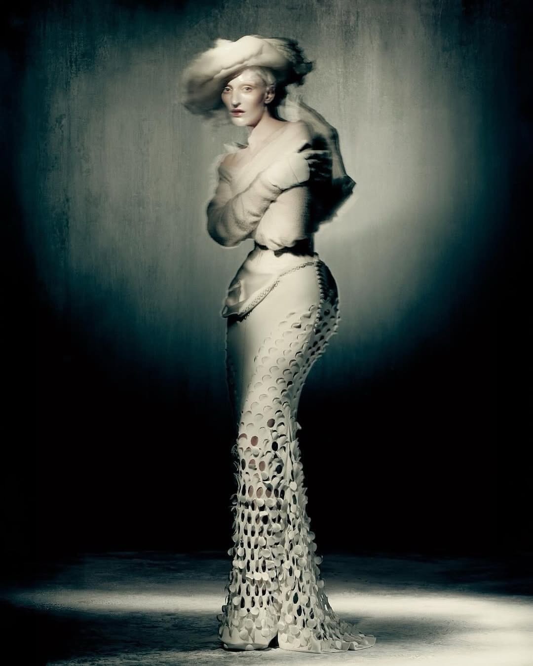 Hinh anh Trước khi cánh cửa Met khép lại, “đứa trẻ hư” John Galliano đã thắp sáng tàn tích Haute Couture 51