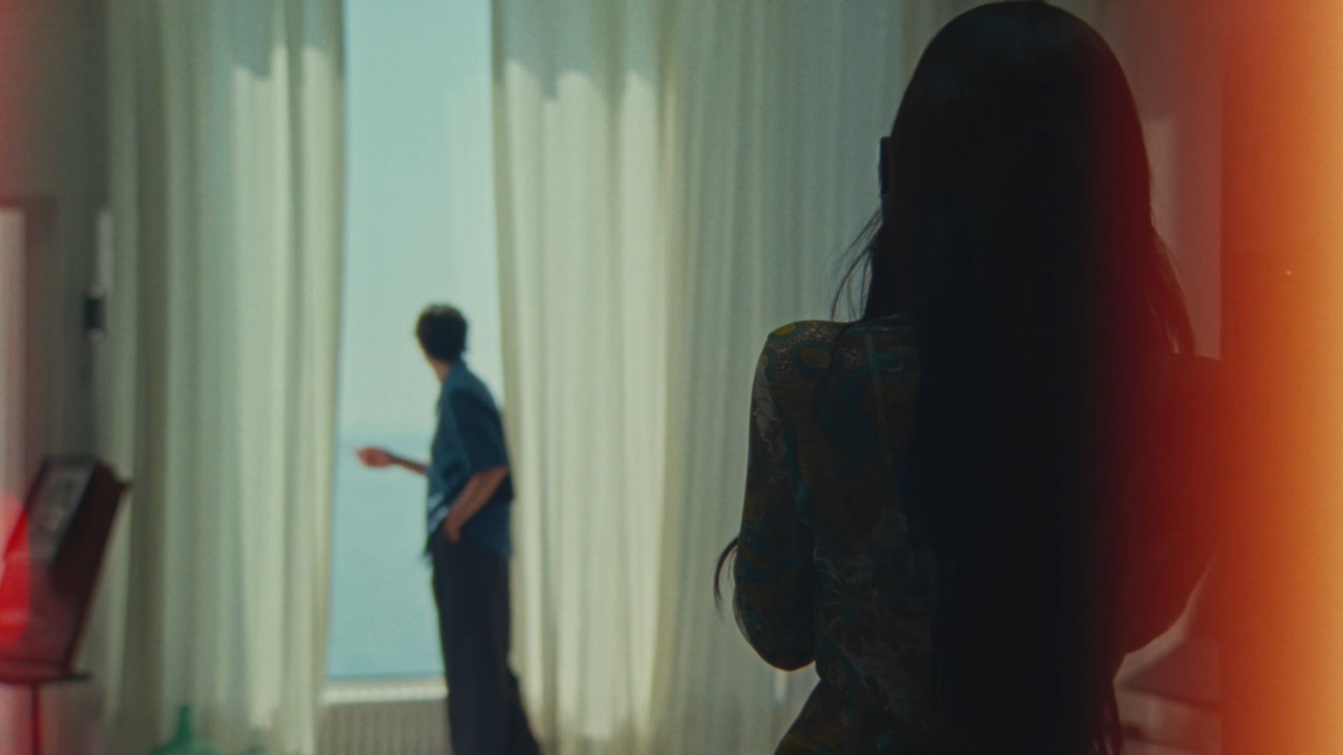 Hinh anh Cơn cảm nắng nhất thời trong “Less Than A Lover” của Jennie 2