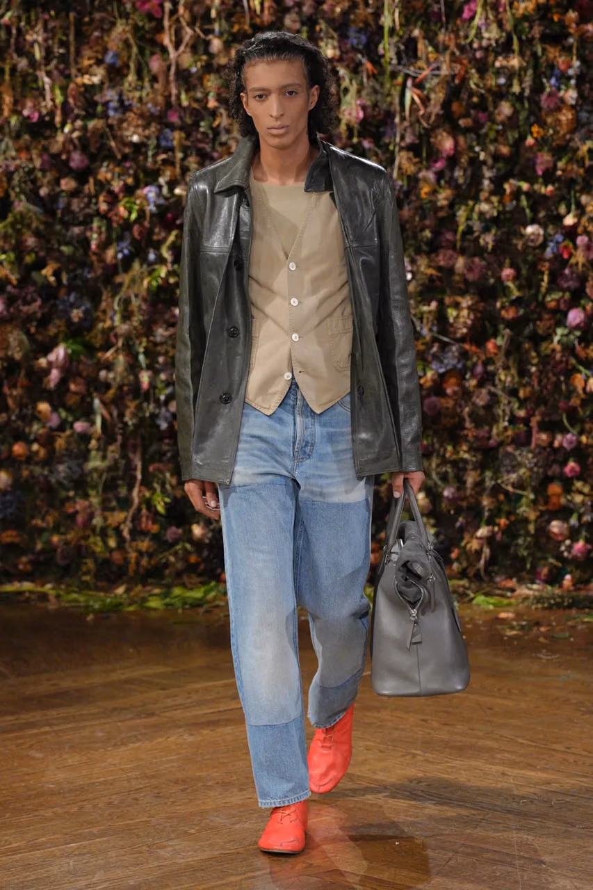 Hinh anh Maison Margiela Xuân 2027: Sự đối lập cứng cáp giữa rừng hoa mềm mại 20