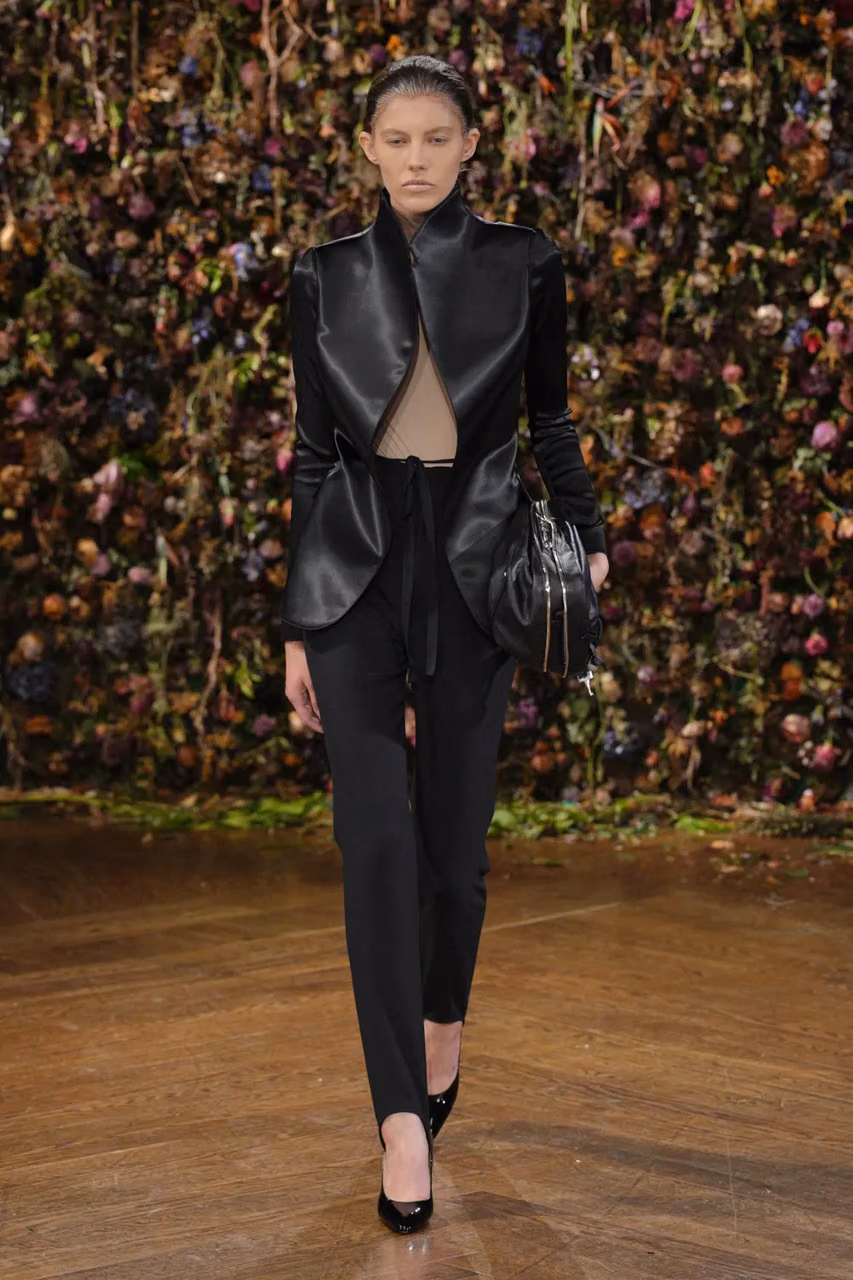 Hinh anh Maison Margiela Xuân 2027: Sự đối lập cứng cáp giữa rừng hoa mềm mại 3