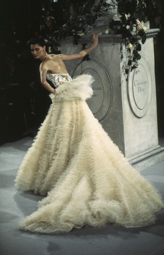 Hinh anh Trước khi cánh cửa Met khép lại, “đứa trẻ hư” John Galliano đã thắp sáng tàn tích Haute Couture 5