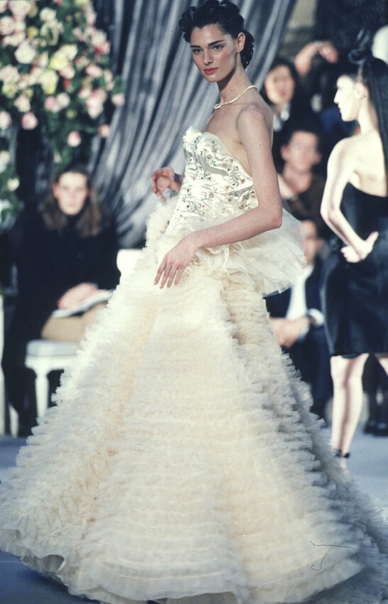 Hinh anh Trước khi cánh cửa Met khép lại, “đứa trẻ hư” John Galliano đã thắp sáng tàn tích Haute Couture 12