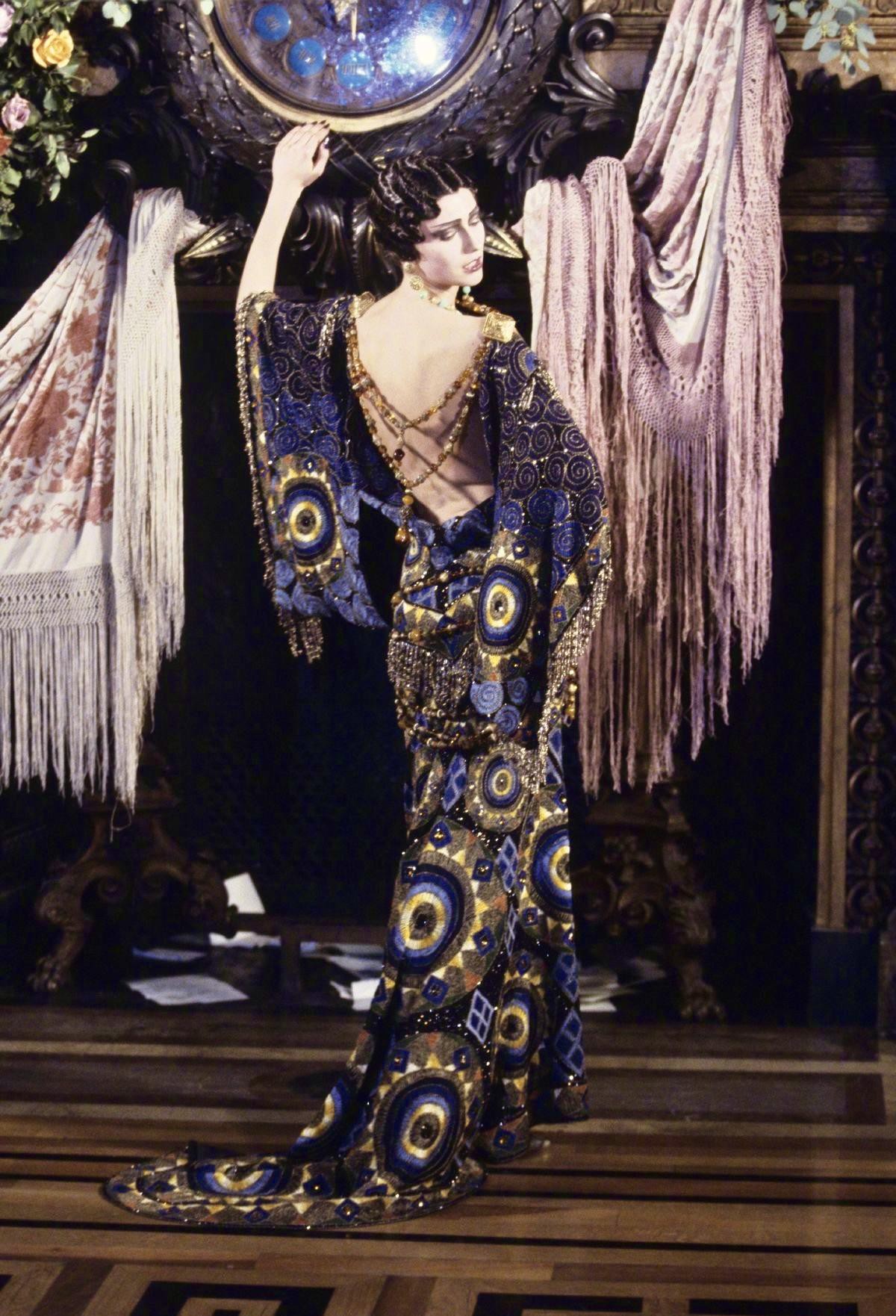 Hinh anh Trước khi cánh cửa Met khép lại, “đứa trẻ hư” John Galliano đã thắp sáng tàn tích Haute Couture 22