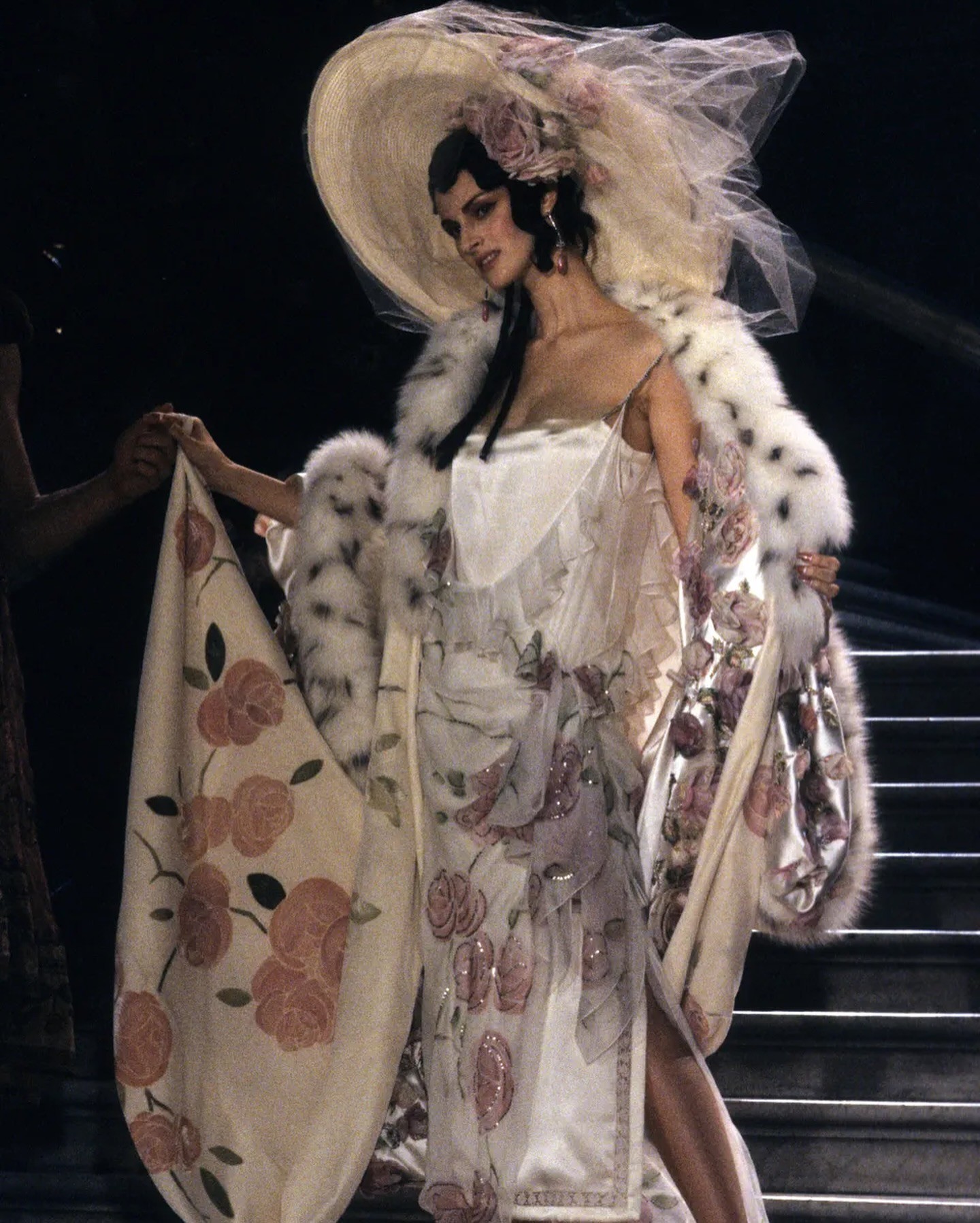 Hinh anh Trước khi cánh cửa Met khép lại, “đứa trẻ hư” John Galliano đã thắp sáng tàn tích Haute Couture 20
