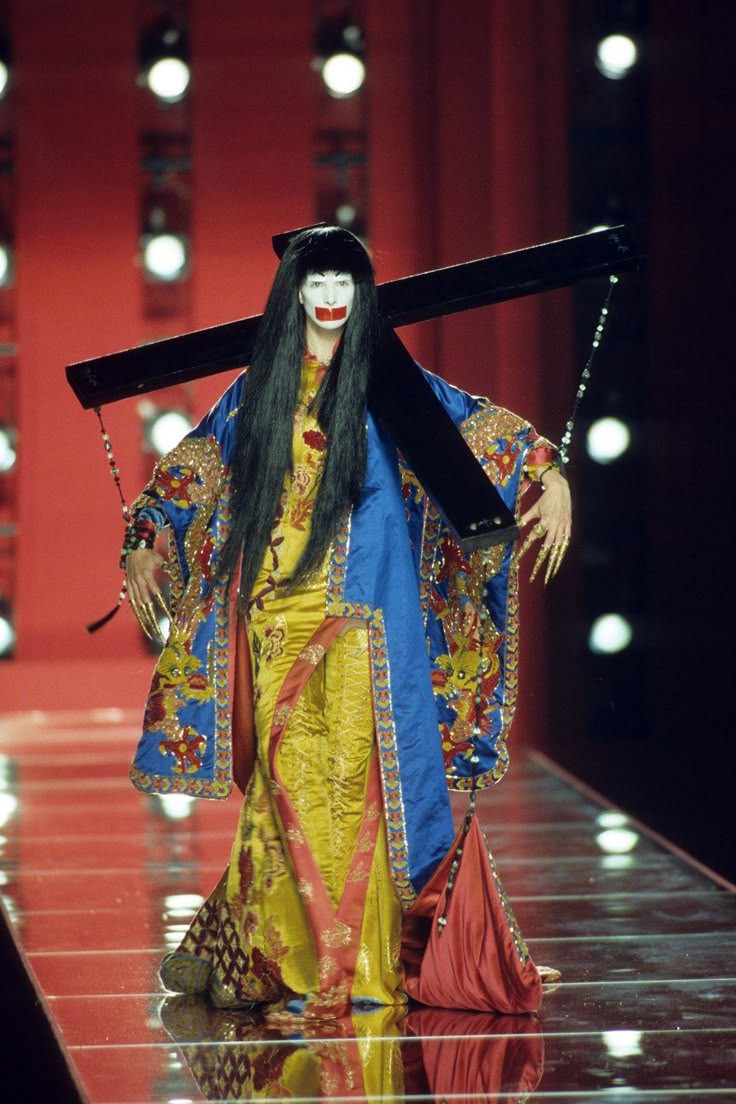 Hinh anh Trước khi cánh cửa Met khép lại, “đứa trẻ hư” John Galliano đã thắp sáng tàn tích Haute Couture 37