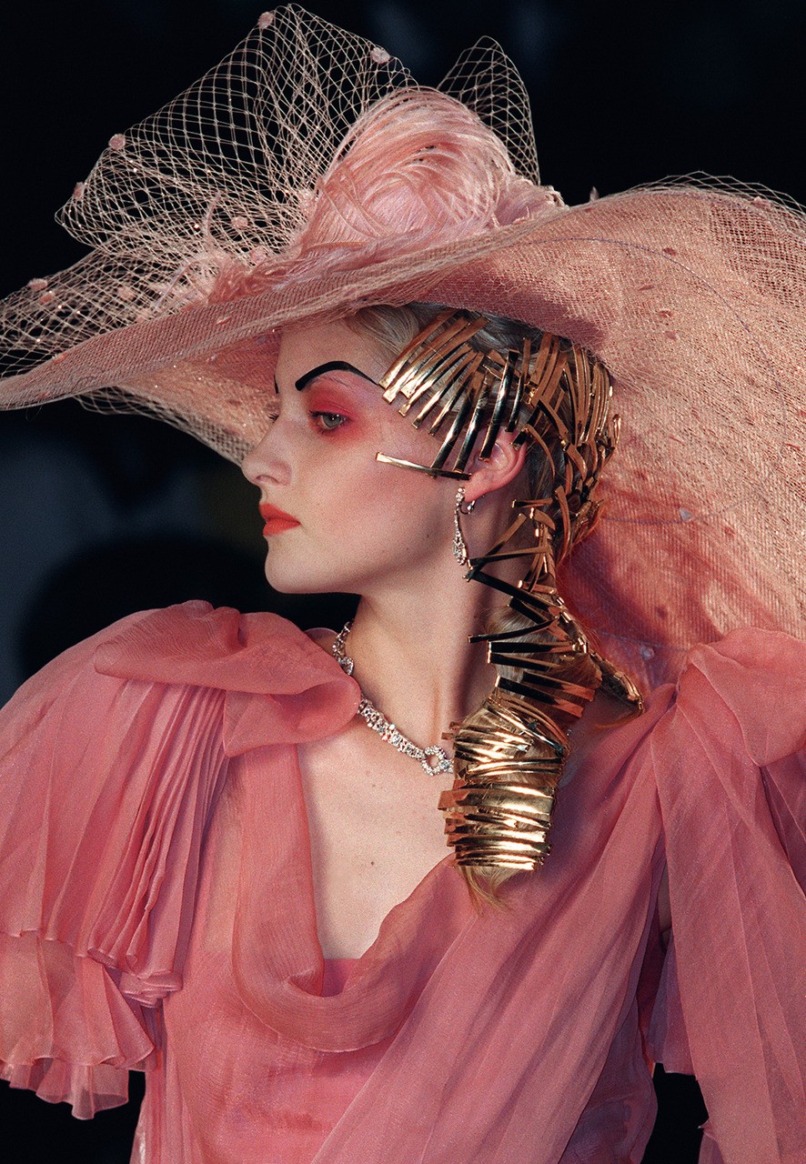 Hinh anh Trước khi cánh cửa Met khép lại, “đứa trẻ hư” John Galliano đã thắp sáng tàn tích Haute Couture 38
