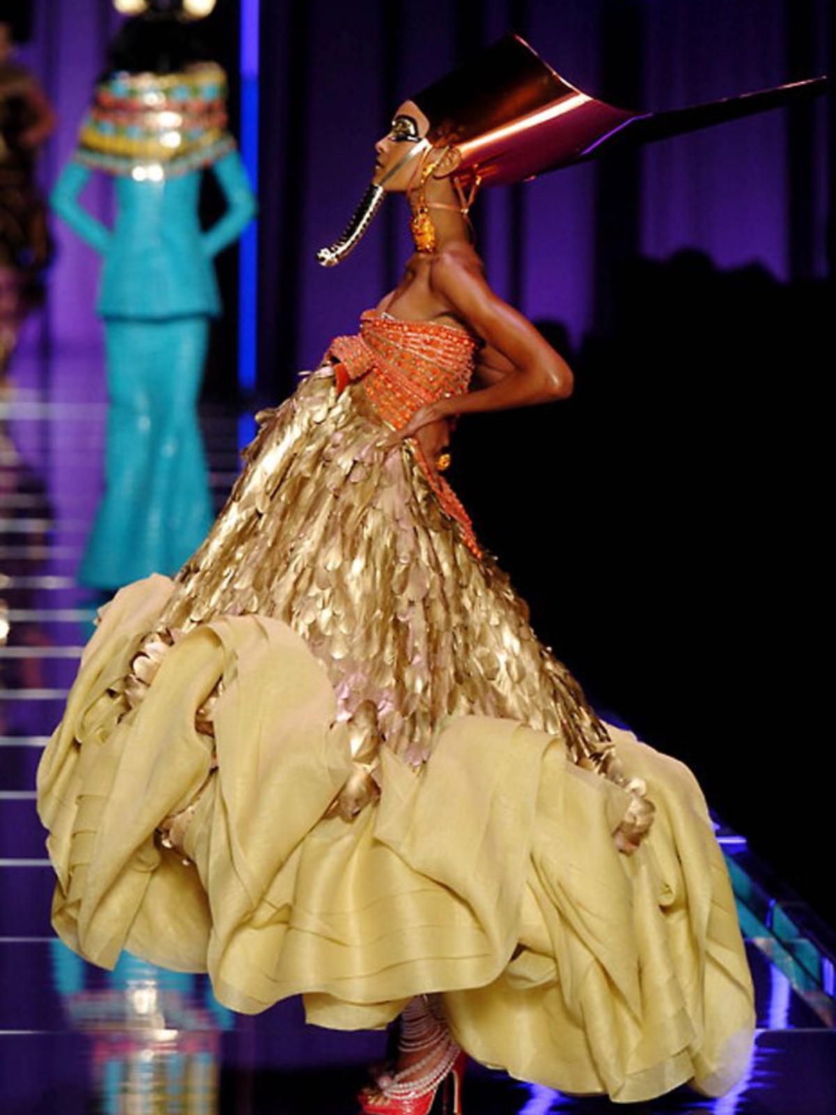 Hinh anh Trước khi cánh cửa Met khép lại, “đứa trẻ hư” John Galliano đã thắp sáng tàn tích Haute Couture 40