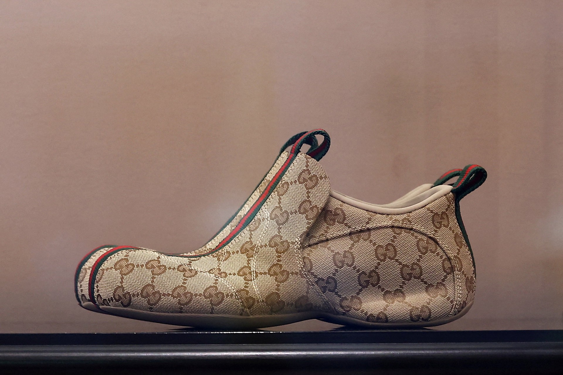 Hinh anh Gucci và phép thử “Made in China”  8